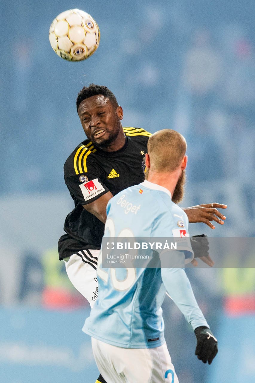 s Chinedu Ogbuke Obasi i kamp om bollen med Malmö FFs Jo