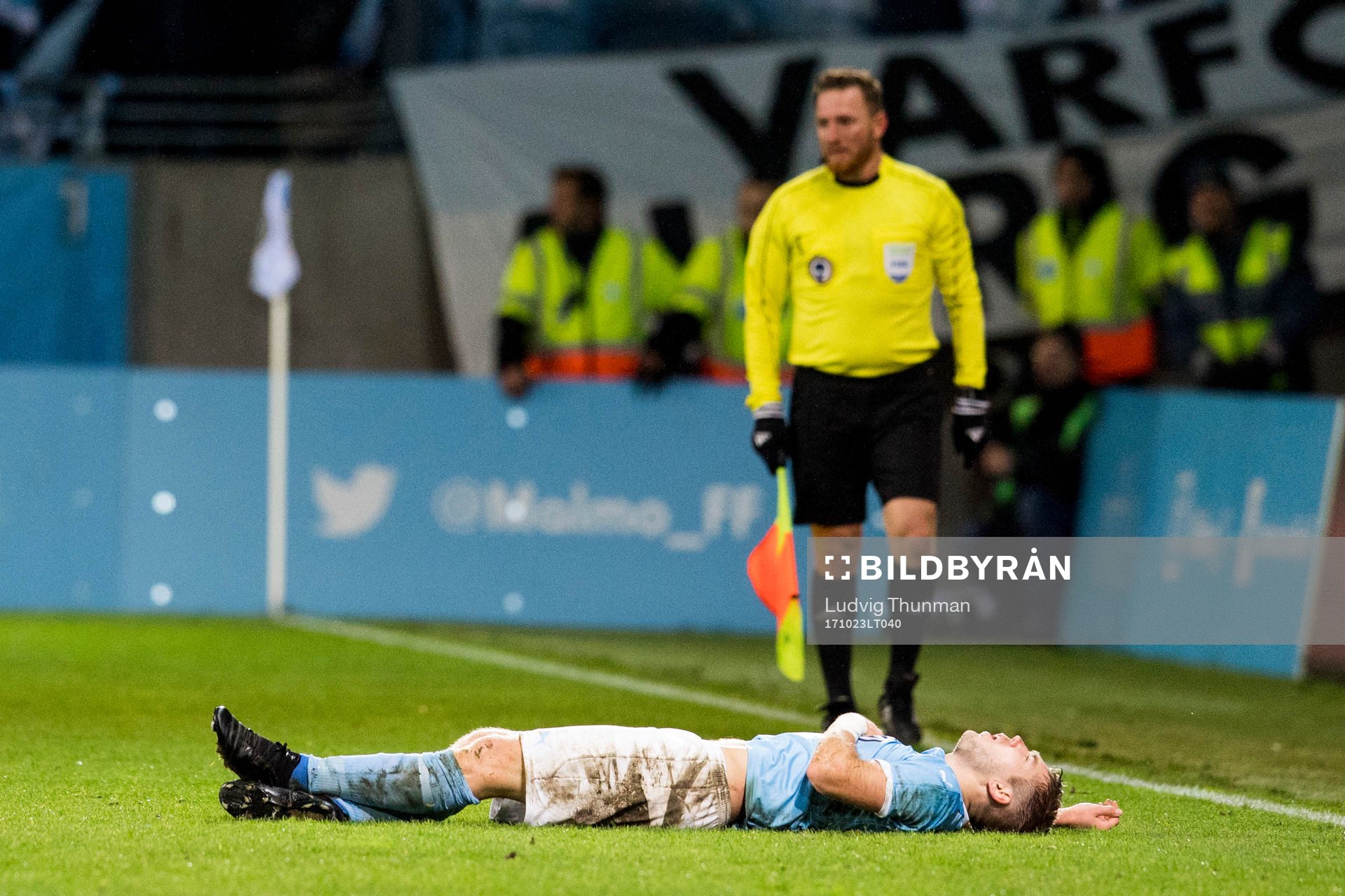 Malmö FFs Anton Tinnerholm blir liggande