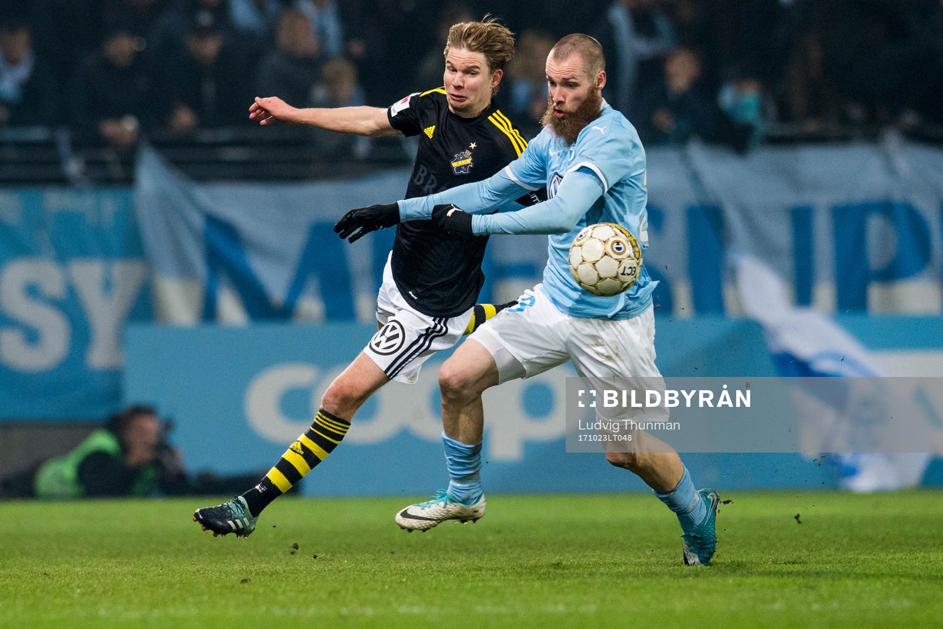 s Johan Blomberg och Malmö FFs Jo Inge Berget i kamp om