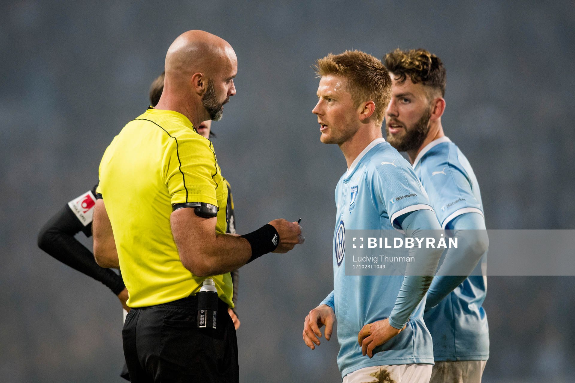 Domare Stefan Johannesson i diskussion med Malmö FFs