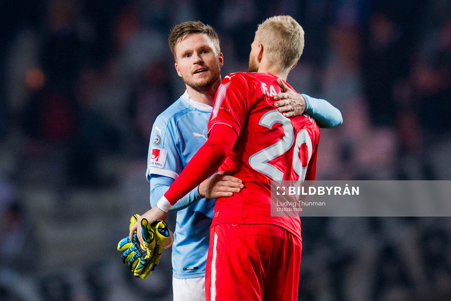 Malmö FFs Lasse Nielsen kramar om målvakt Fredrik