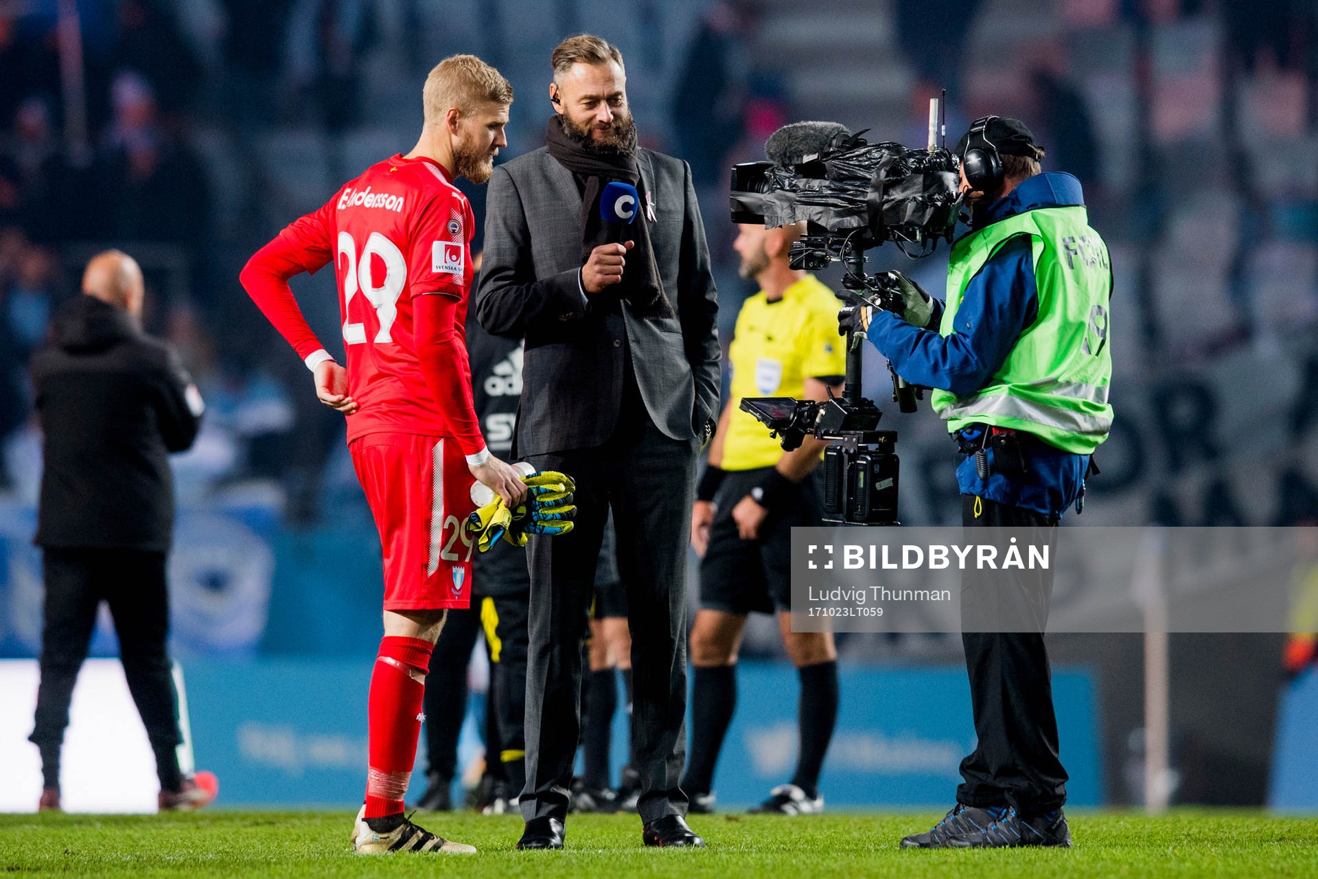 Målvakt Fredrik Andersson intervjuas av TV4/Cmores Olof Lundh efter fotbollsmatchen i Allsvenskan mellan Malmö FF och AIK den 23 oktober 2017 i Malmö.