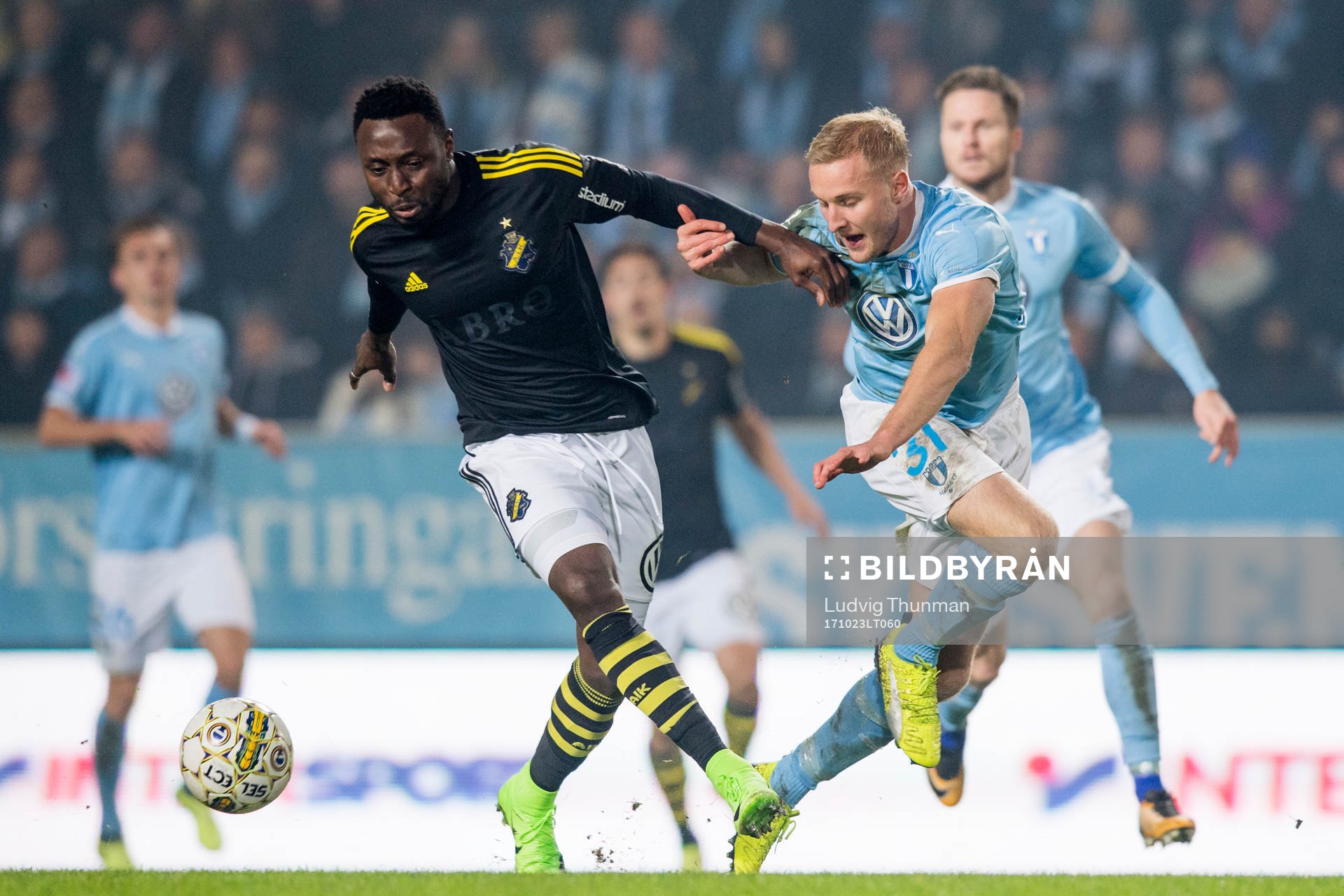 s Chinedu Ogbuke Obasi och Malmö FFs Franz Brorsson