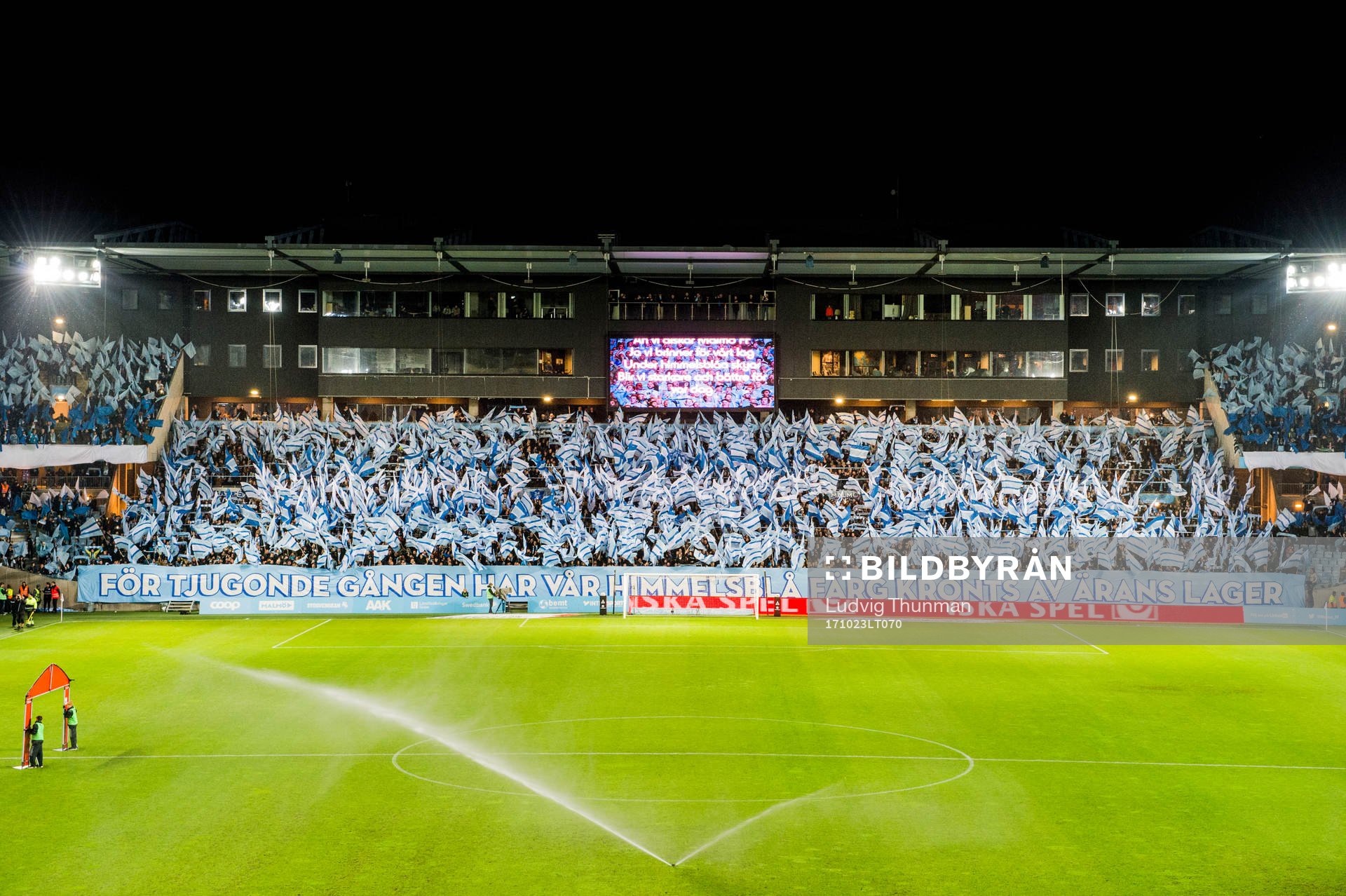 Malmö FFs klack med flaggtifo
