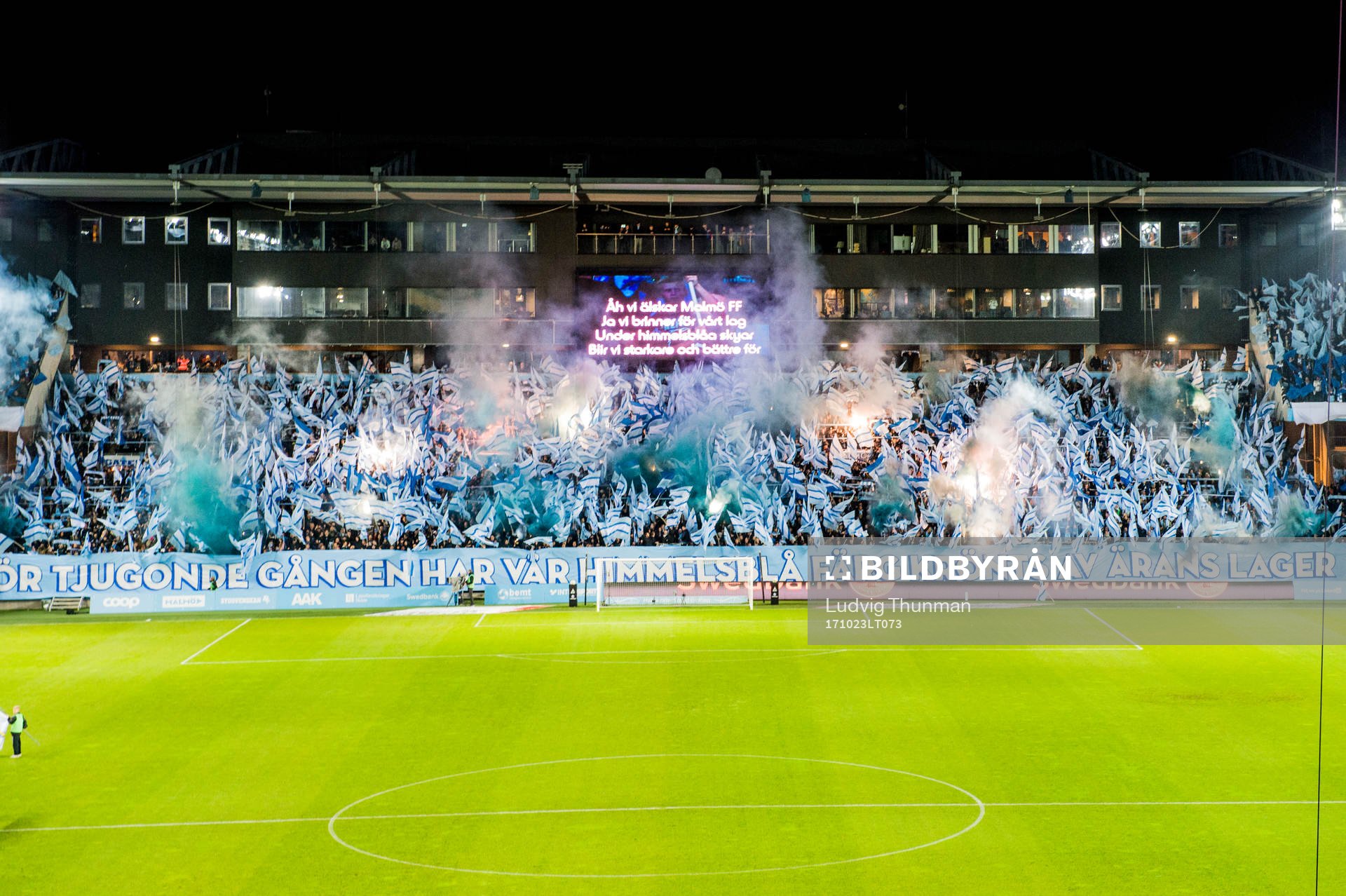 Malmö FFs klack med flaggtifo