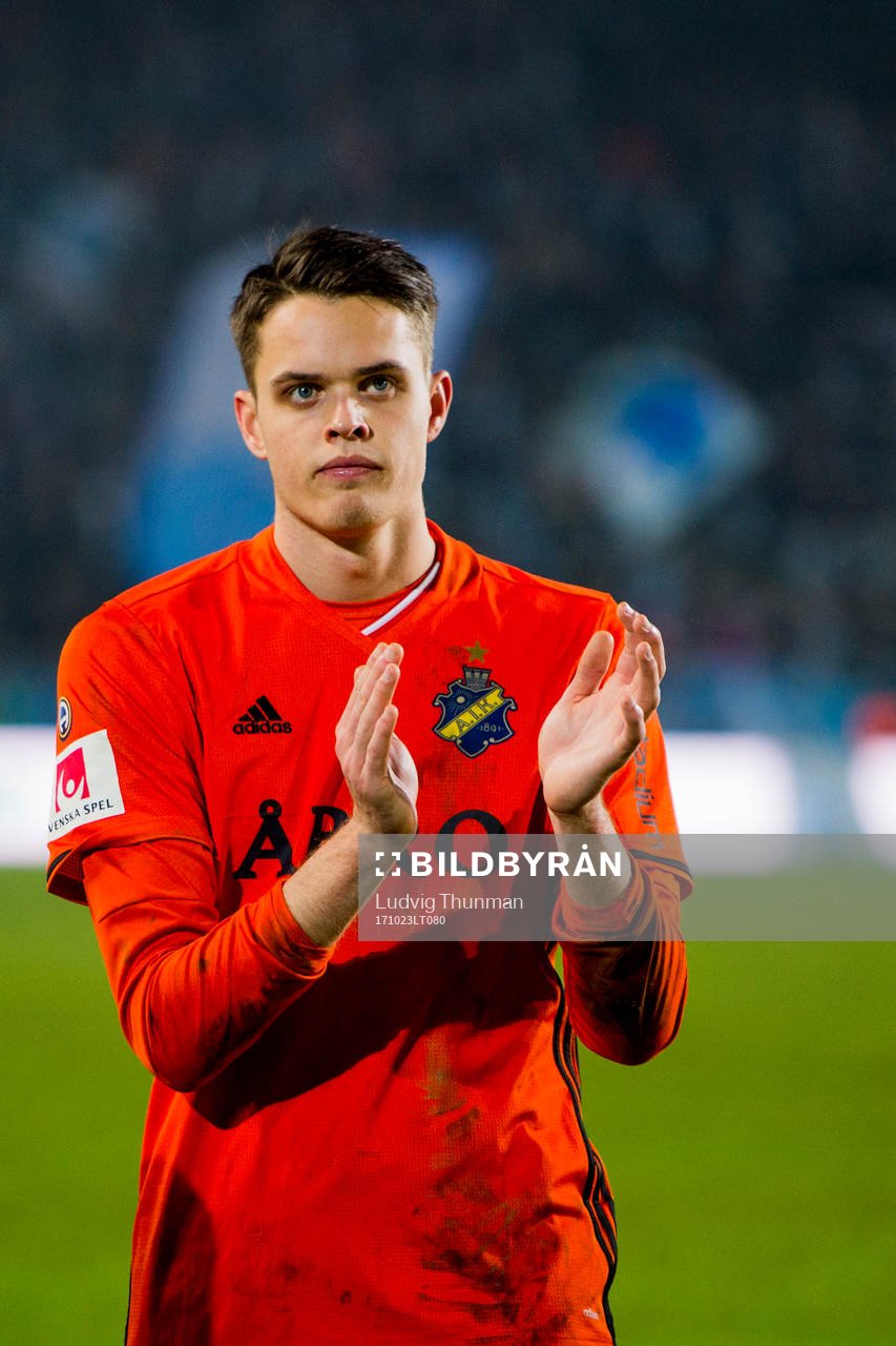 s målvakt Oscar Linnér tackar publiken