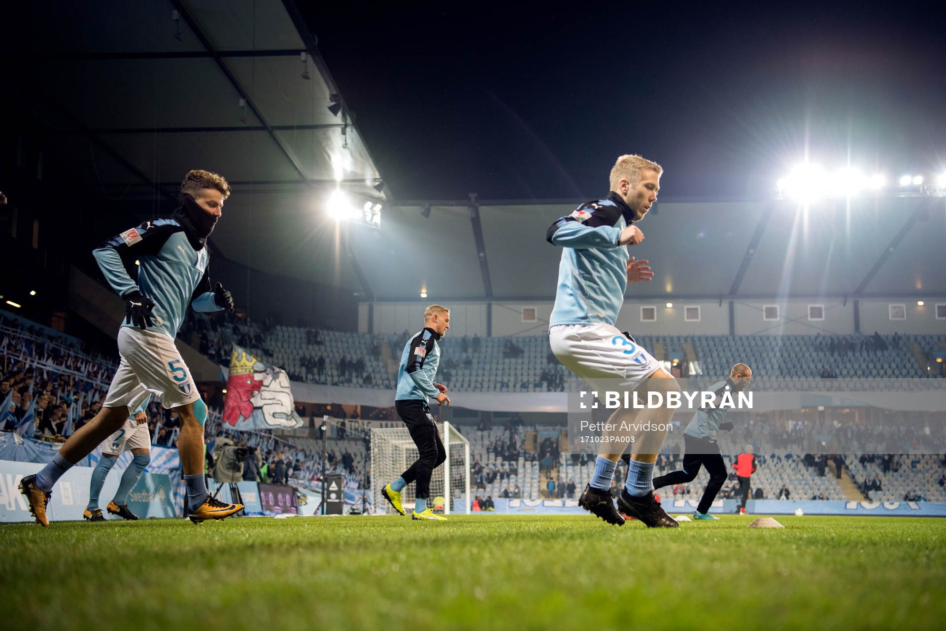 Malmö FFs Erdal Rakip och Anton Tinnerholm värmer upp