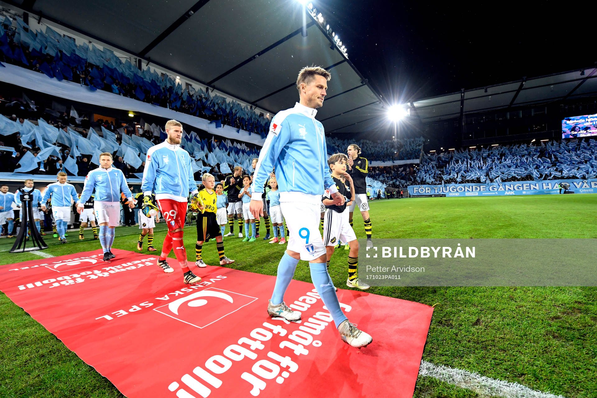 s spelare står guard of honour när Malmö FF:s Markus
