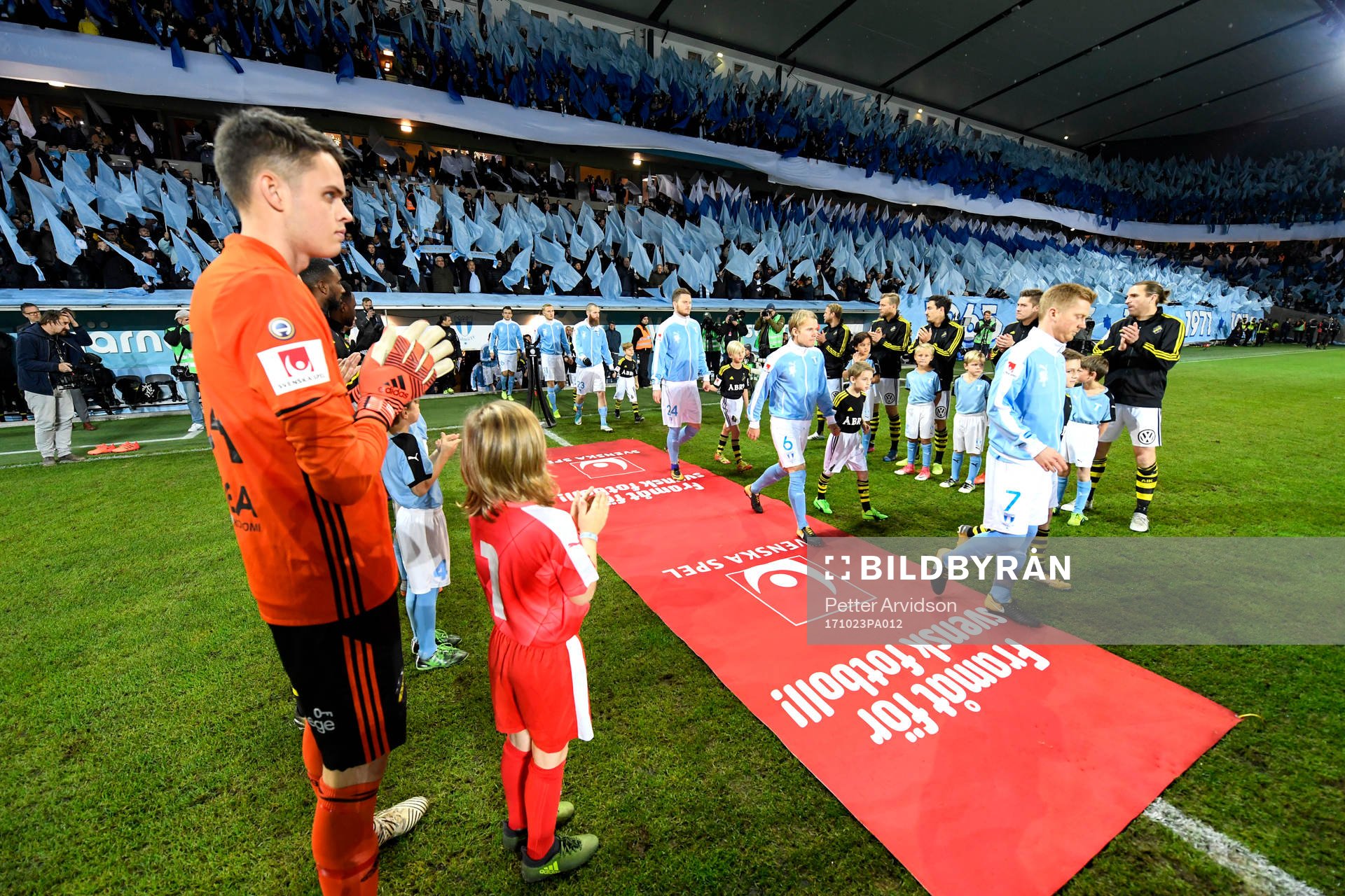 s spelare står guard of honour när Malmö FF gör entre