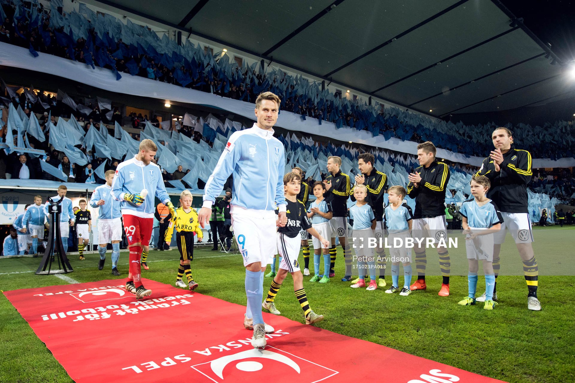 s spelare står guard of honour när Malmö FF:s Markus