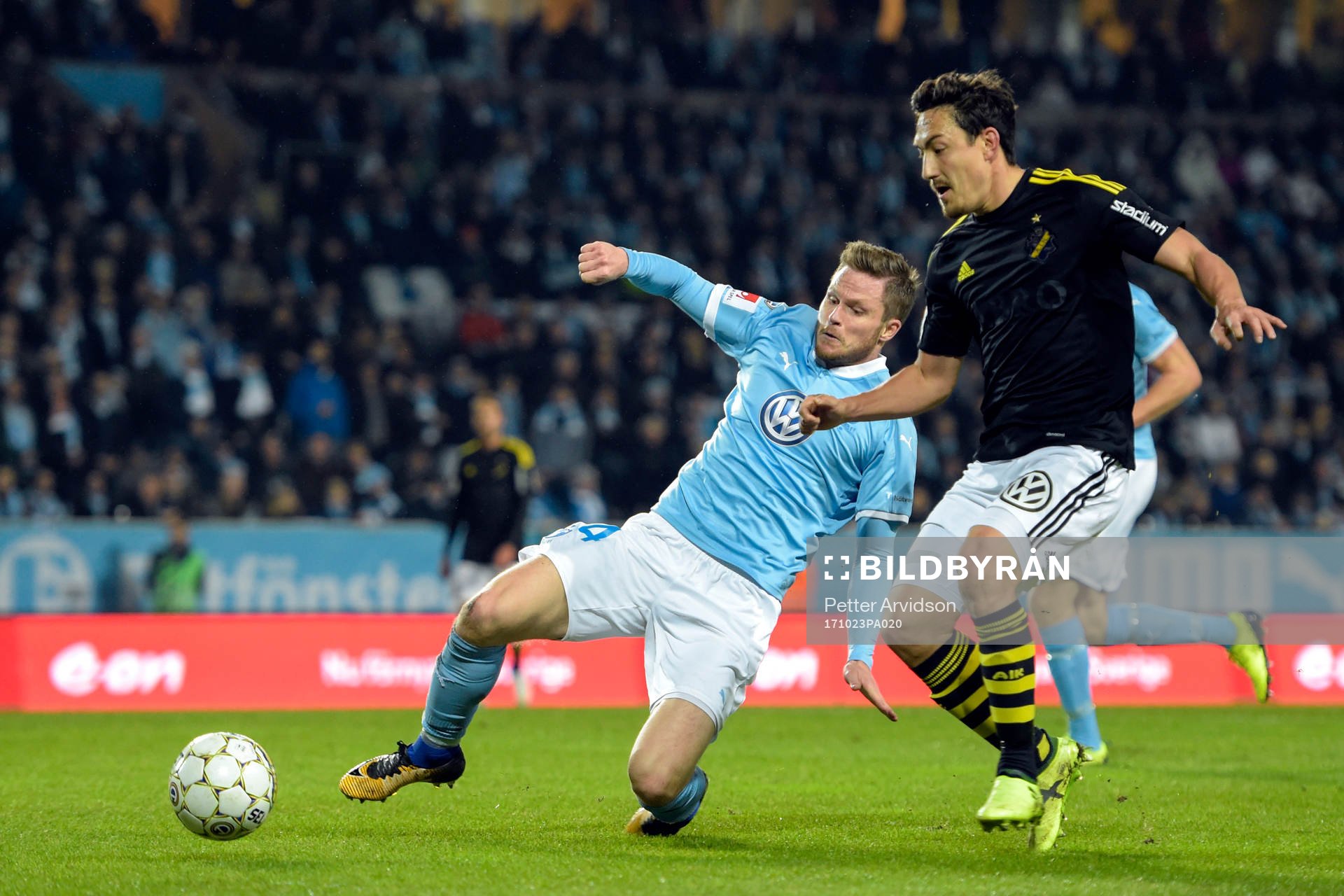AIK:s Stefan Ishizaki och Malmö FFs Lasse Nielsen under fotbollsmatchen i Allsvenskan mellan Malmö FF och AIK den 23 oktober 2017 i Malmö.