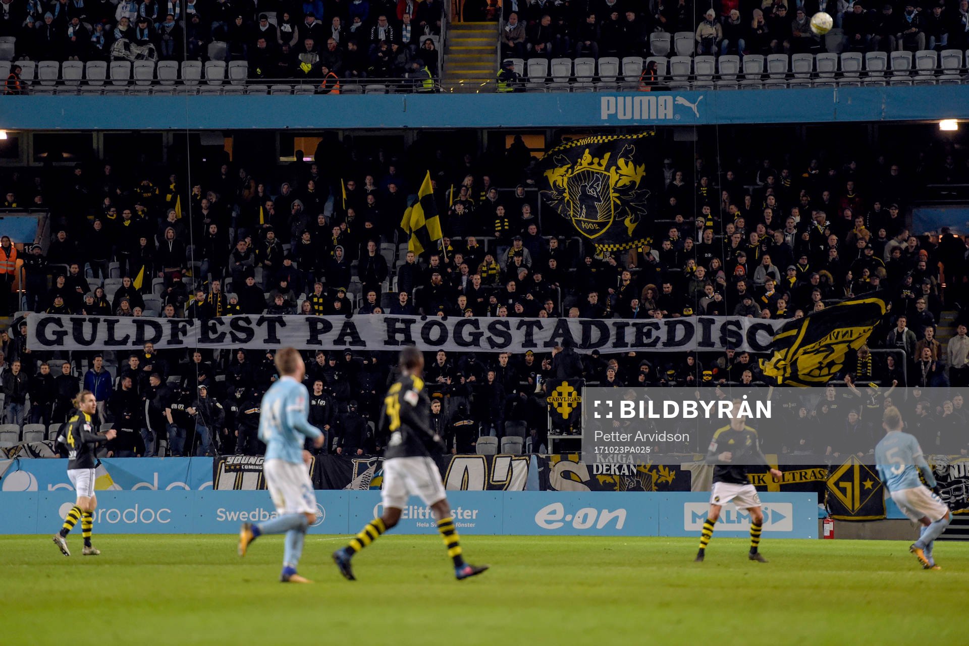 s supportrar med en banderoll