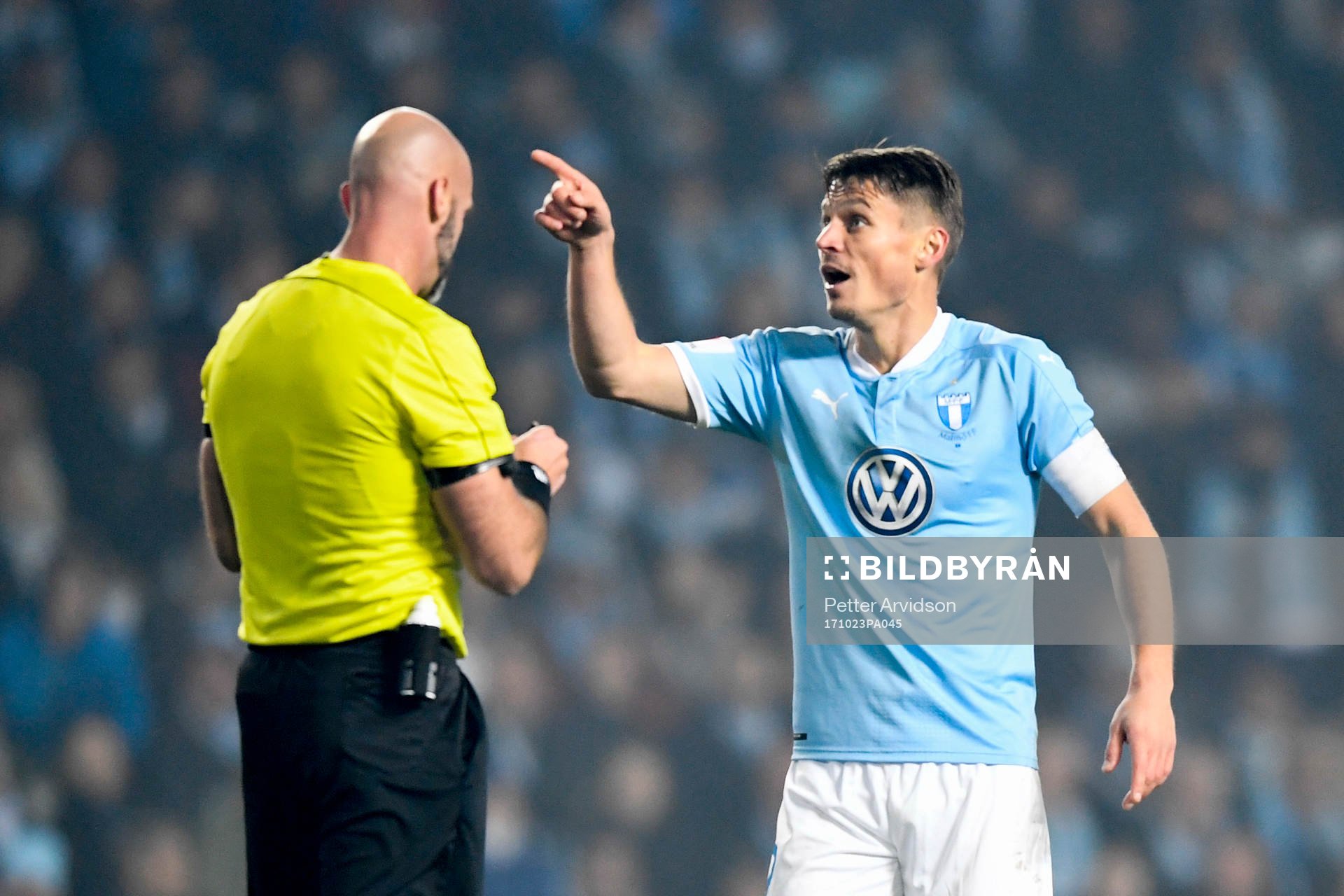 Malmö FFs Markus Rosenberg i samtal med domare Stefan