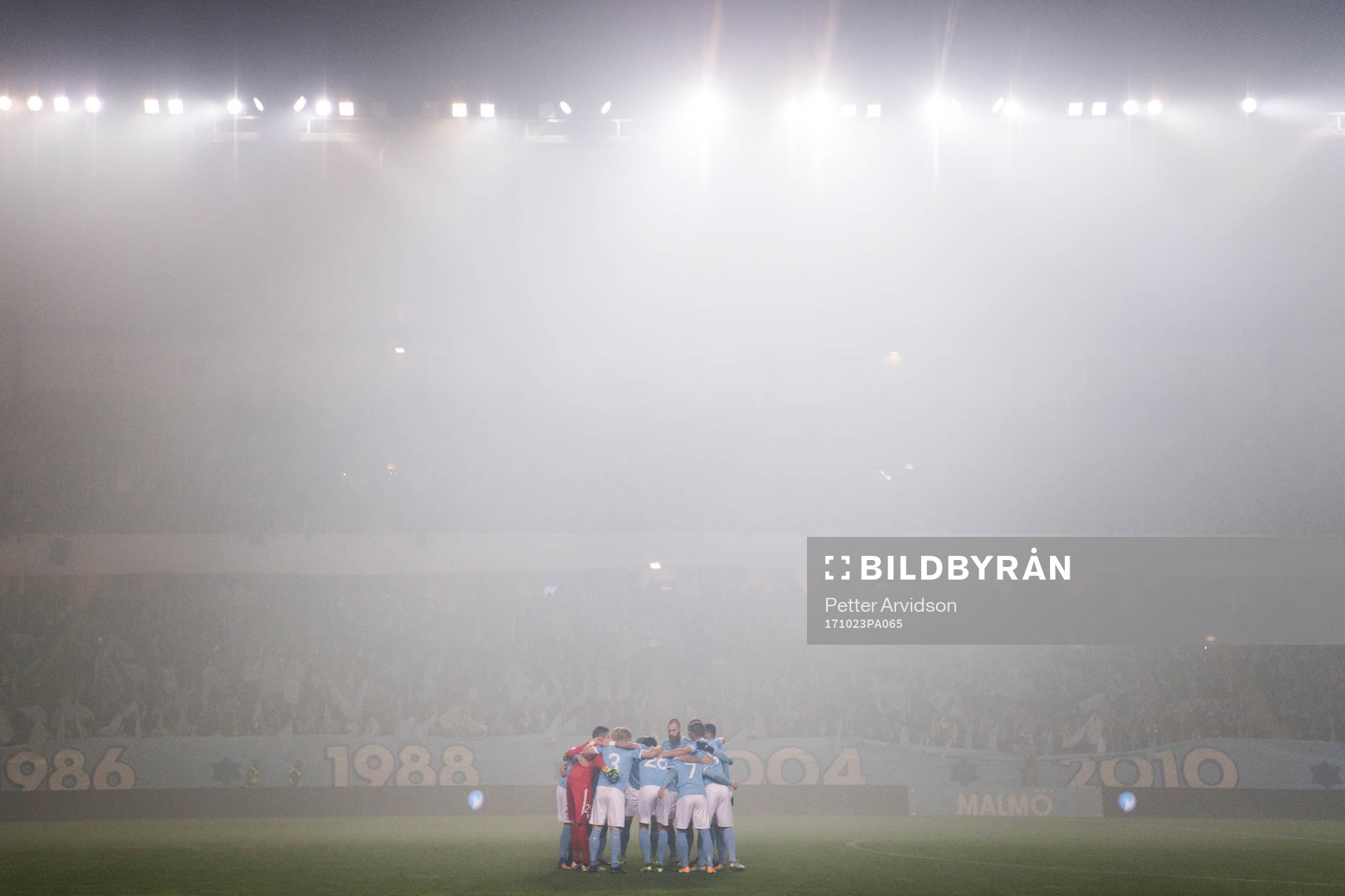 Malmö FFs spelare samlas i en ring inför fotbollsmatchen i Allsvenskan mellan Malmö FF och AIK den 23 oktober 2017 i Malmö.