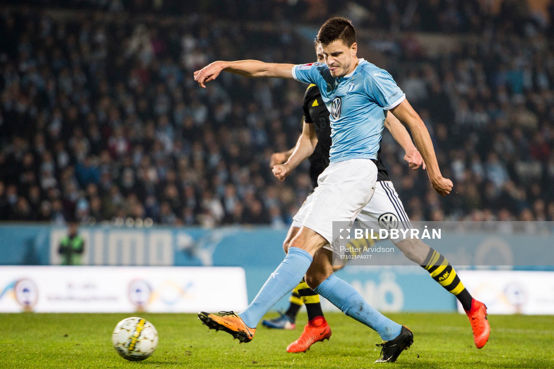 Malmö FFs Alexander Jeremejeff skjuter