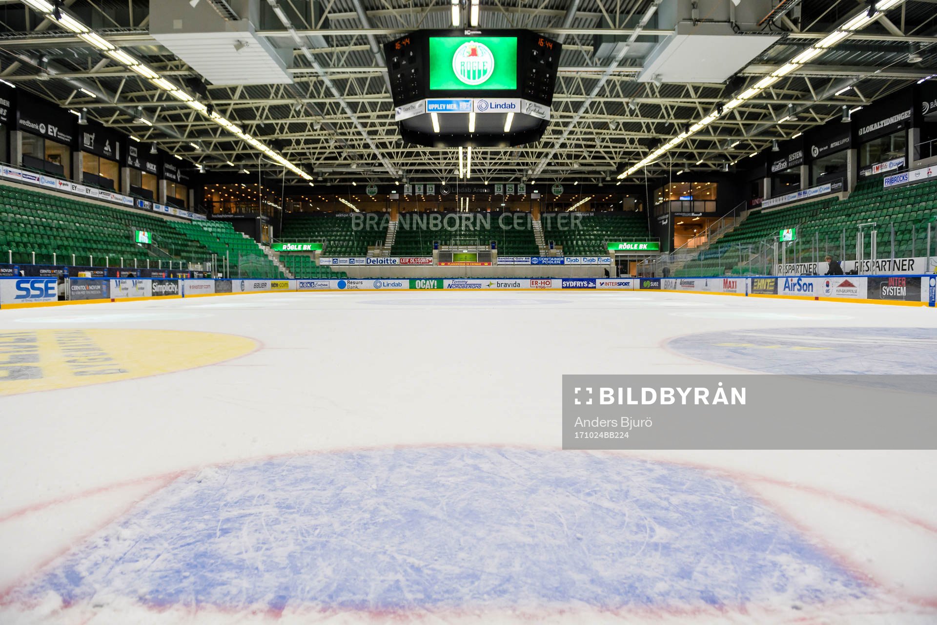 Vy över isen i Lindab Arena