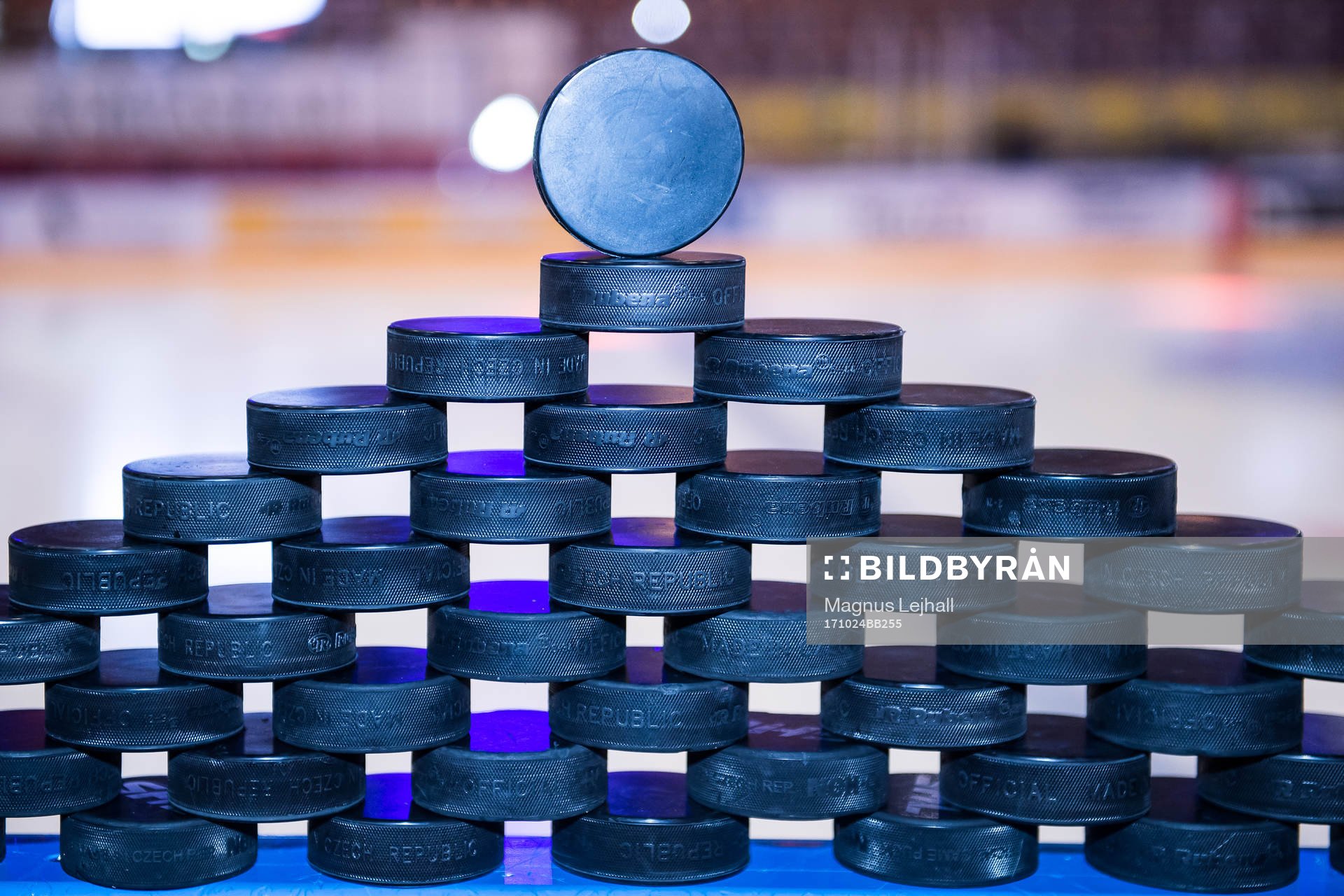 puckstapel innan ishockeymatchen i SHL mellan Karlskrona
