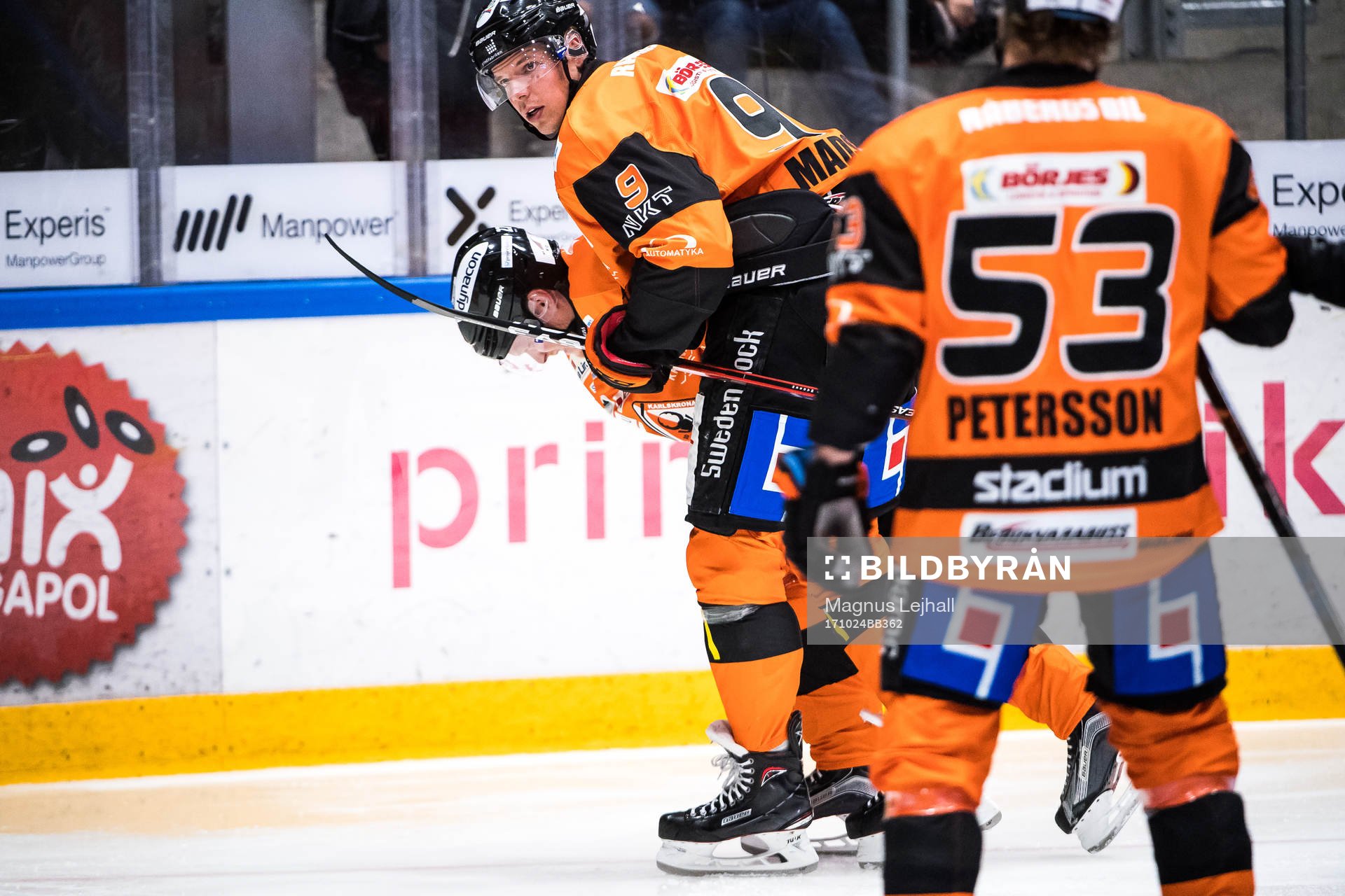 Karlskronas Morten Madsen  hjälper Karlskronas Henrik