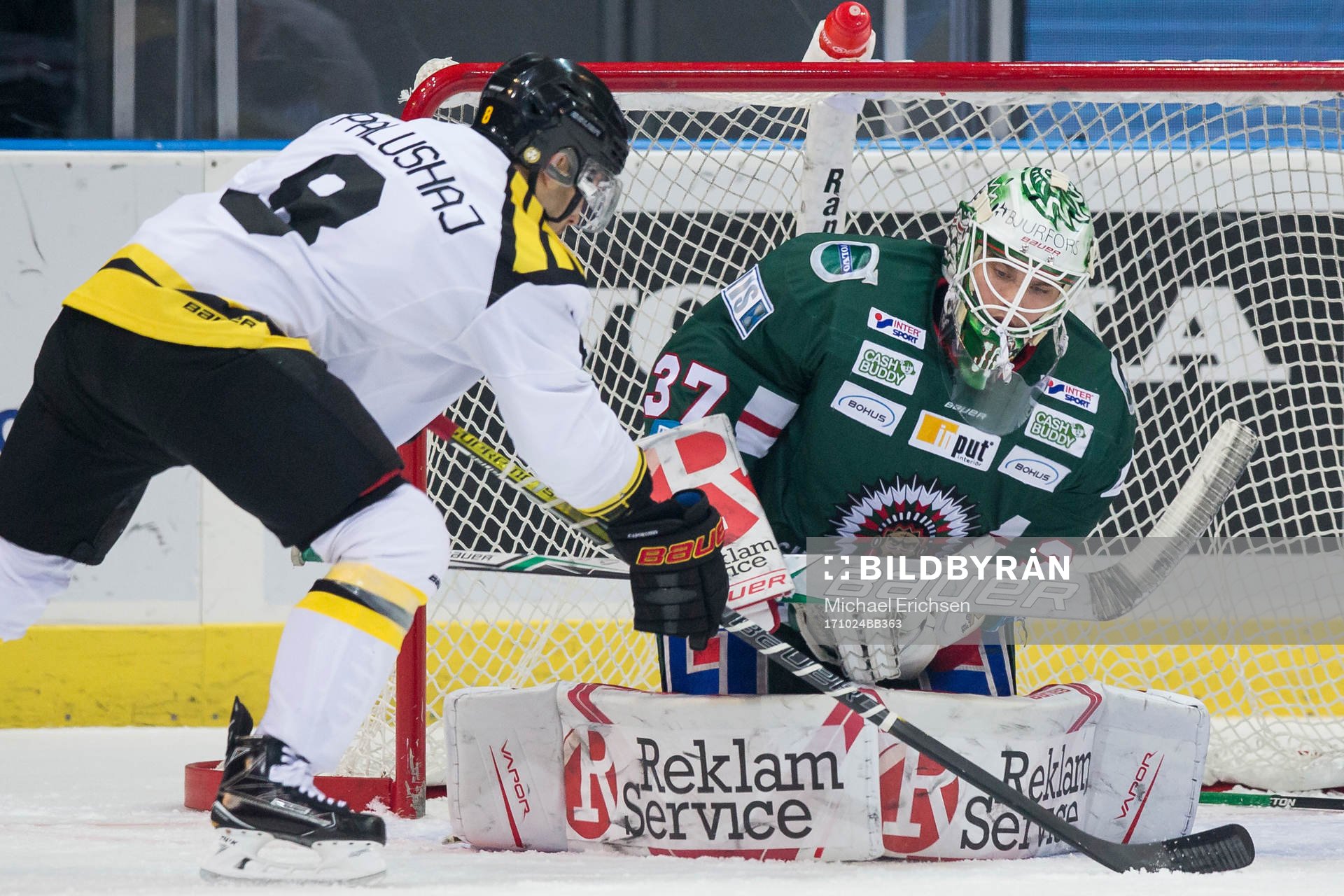 Frölundas målvakt Johan Gustafsson räddar ett skott,