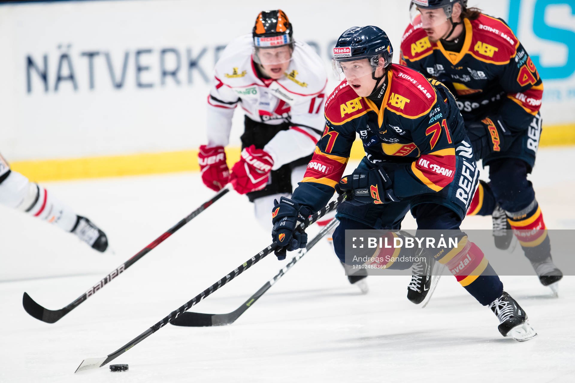 Djurgårdens Jonathan Davidsson jagas av Örebros Daniel