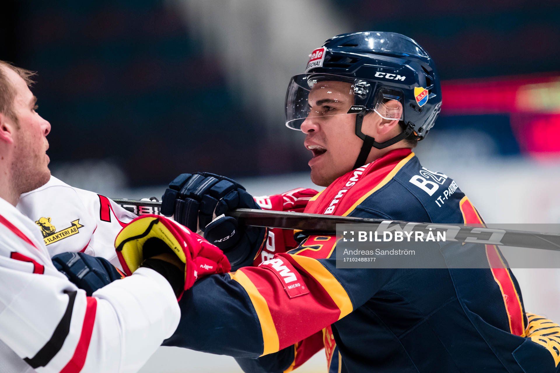 Djurgårdens Rene Bourque i gruff med Örebros Alexander