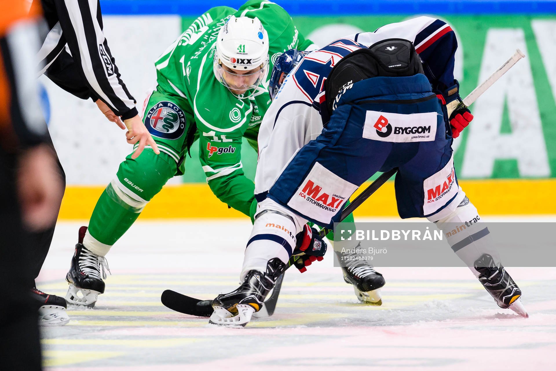 Rögles Daniel Widing tekar mot Linköpings Ken André Olimb