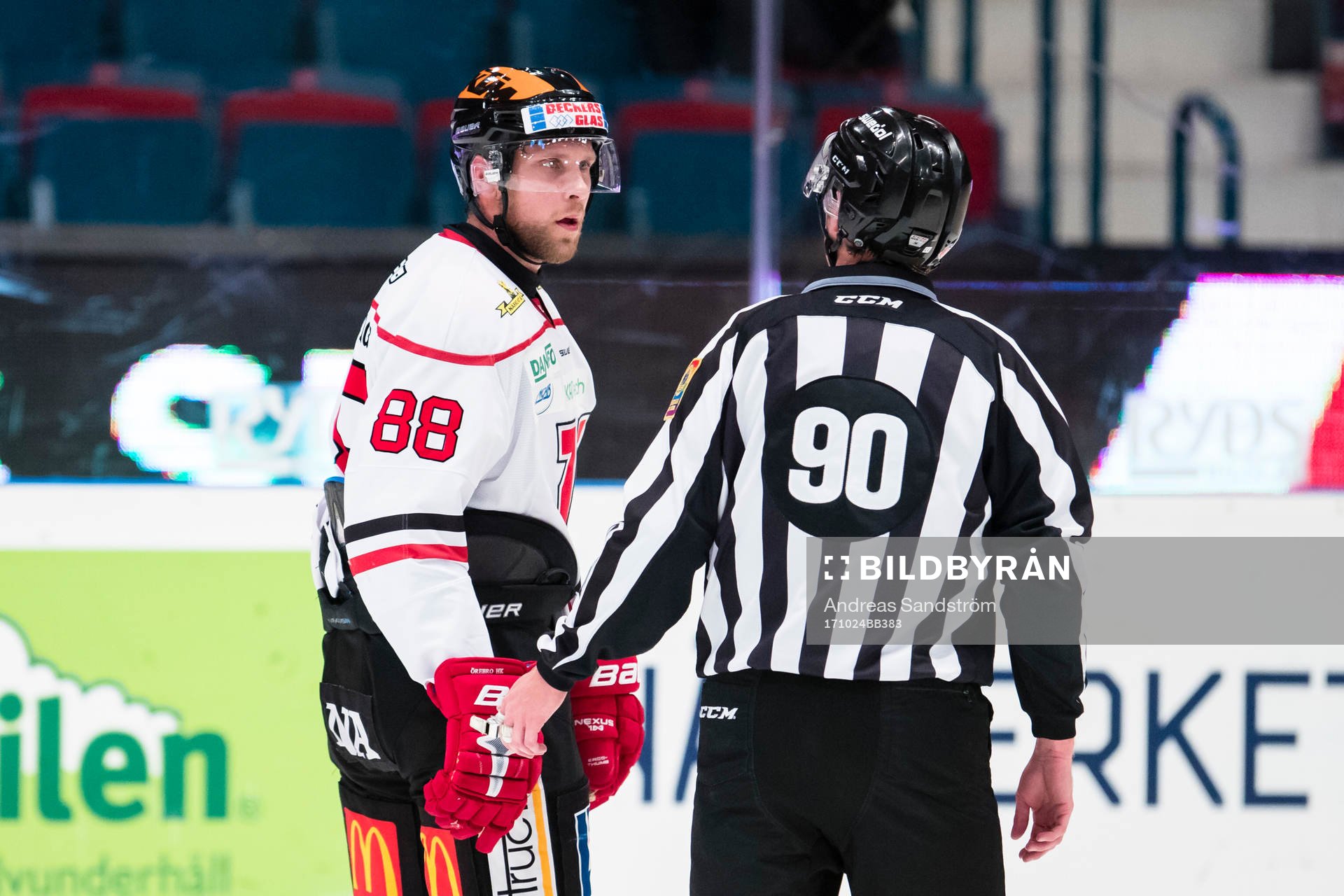 Örebros Viktor Ekbom blir utvisad och diskuterar med