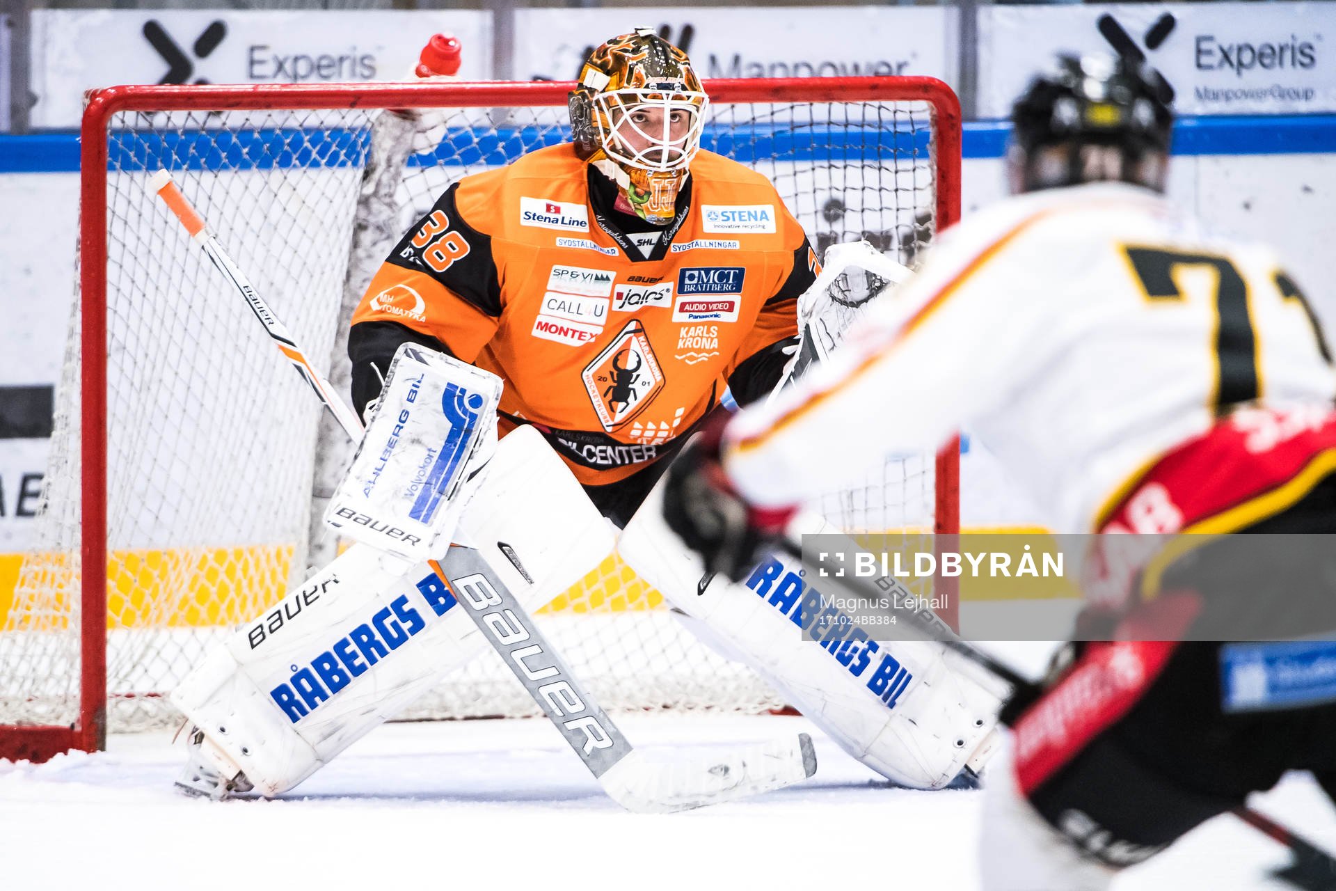 Luleås Patrick Cehlin  oroar framför Karlskronas målvakt
