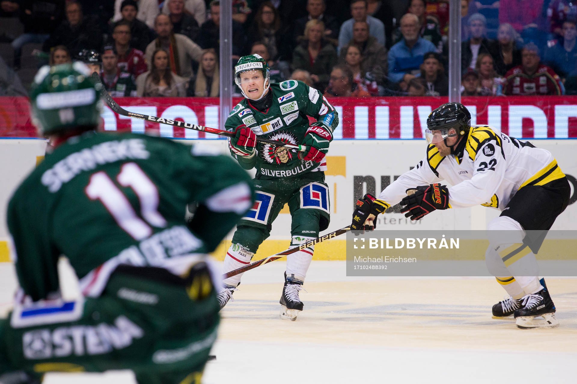 Frölundas Ryan Lasch slår en passning till Victor Olofsson