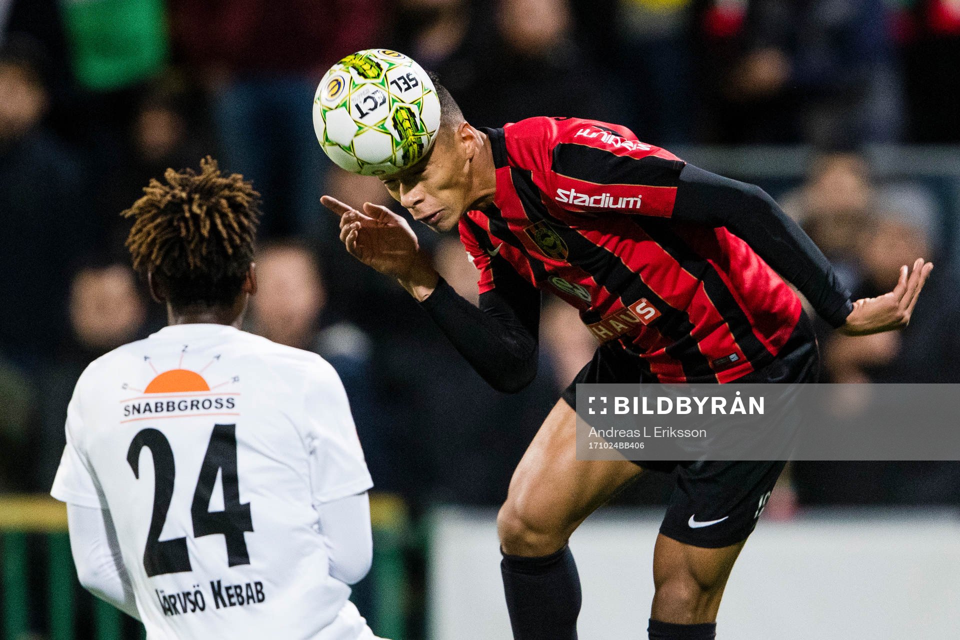 Brommapojkarnas Kevin Kabran med en nick förbi Dalkurds