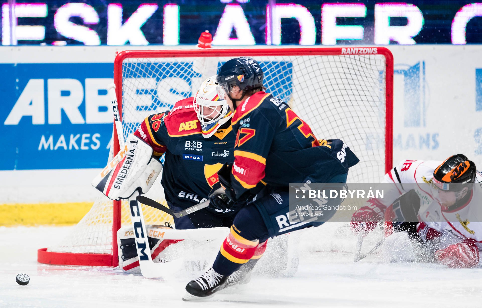 Djurgårdens målvakt Adam Reideborn med en räddning på