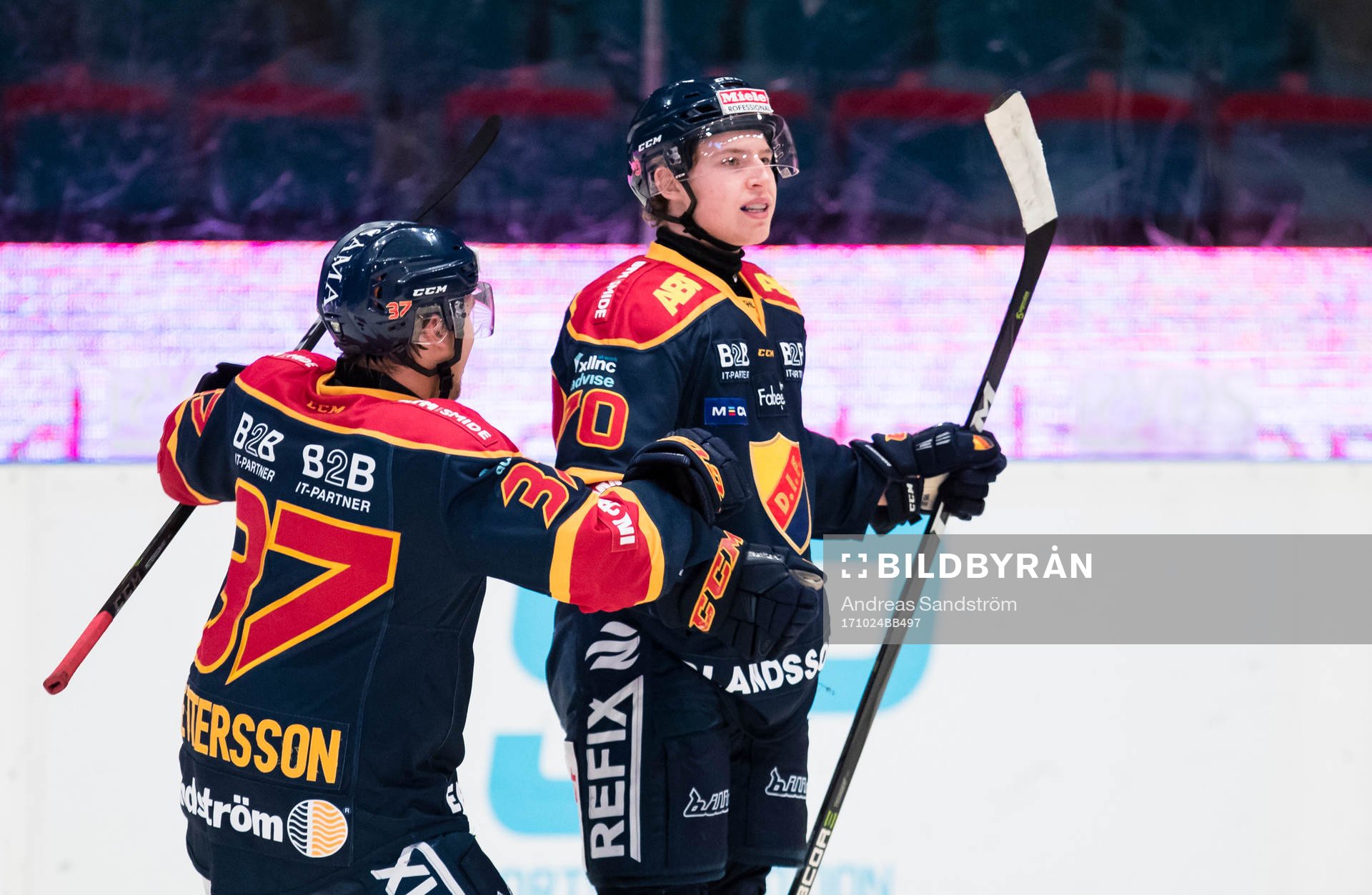 Djurgårdens Marcus Davidsson gör 1-0 och gratuleras av