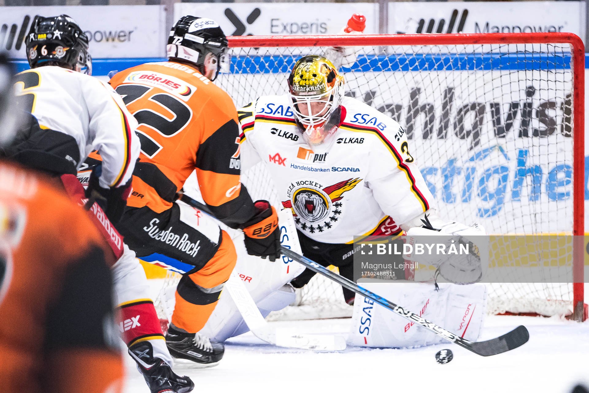 Karlskronas Joachim Rohdin  oroar framför Luleås målvakt