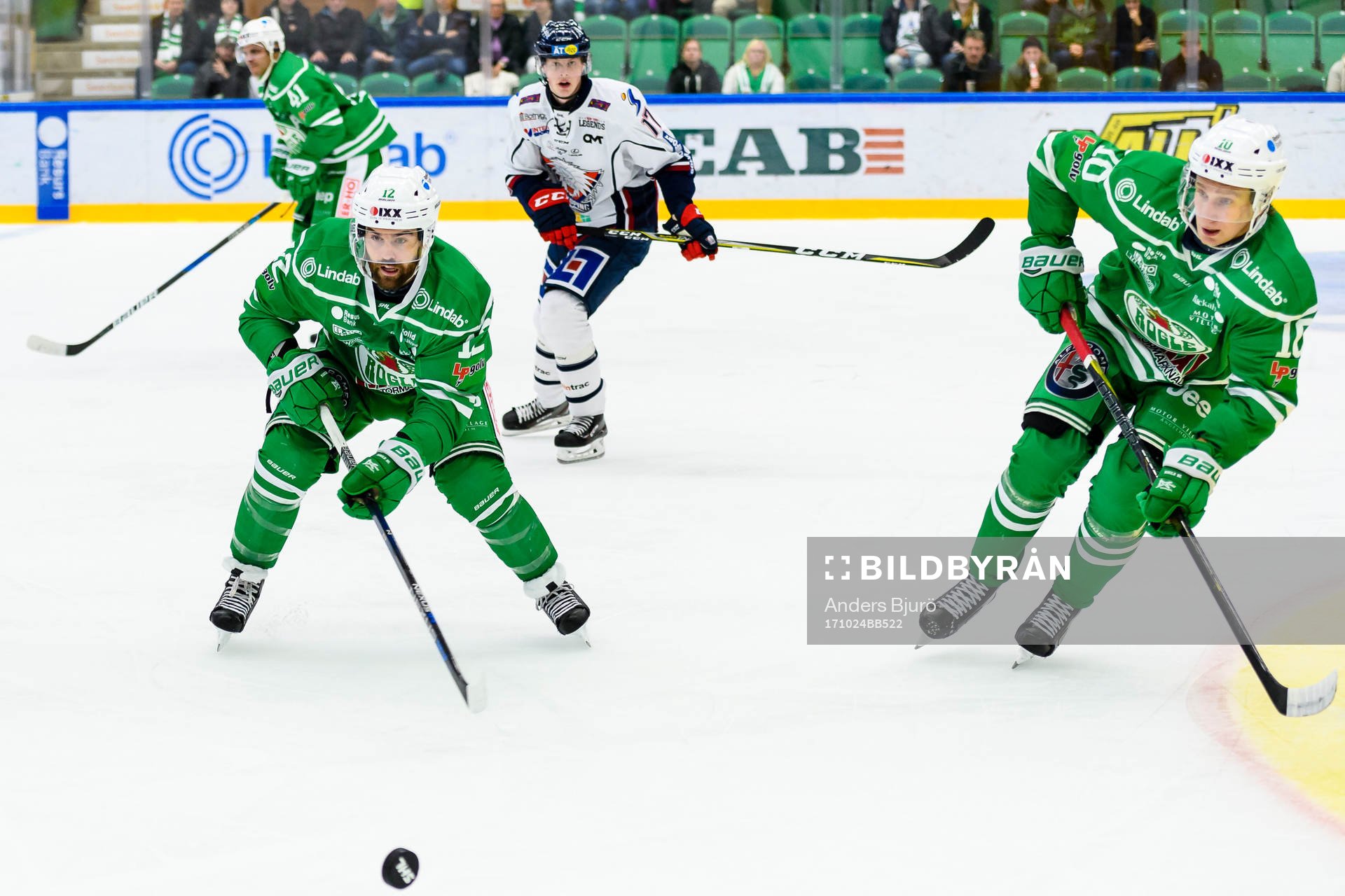 Rögles Jack Connolly och Alexander Younan jagar pucken