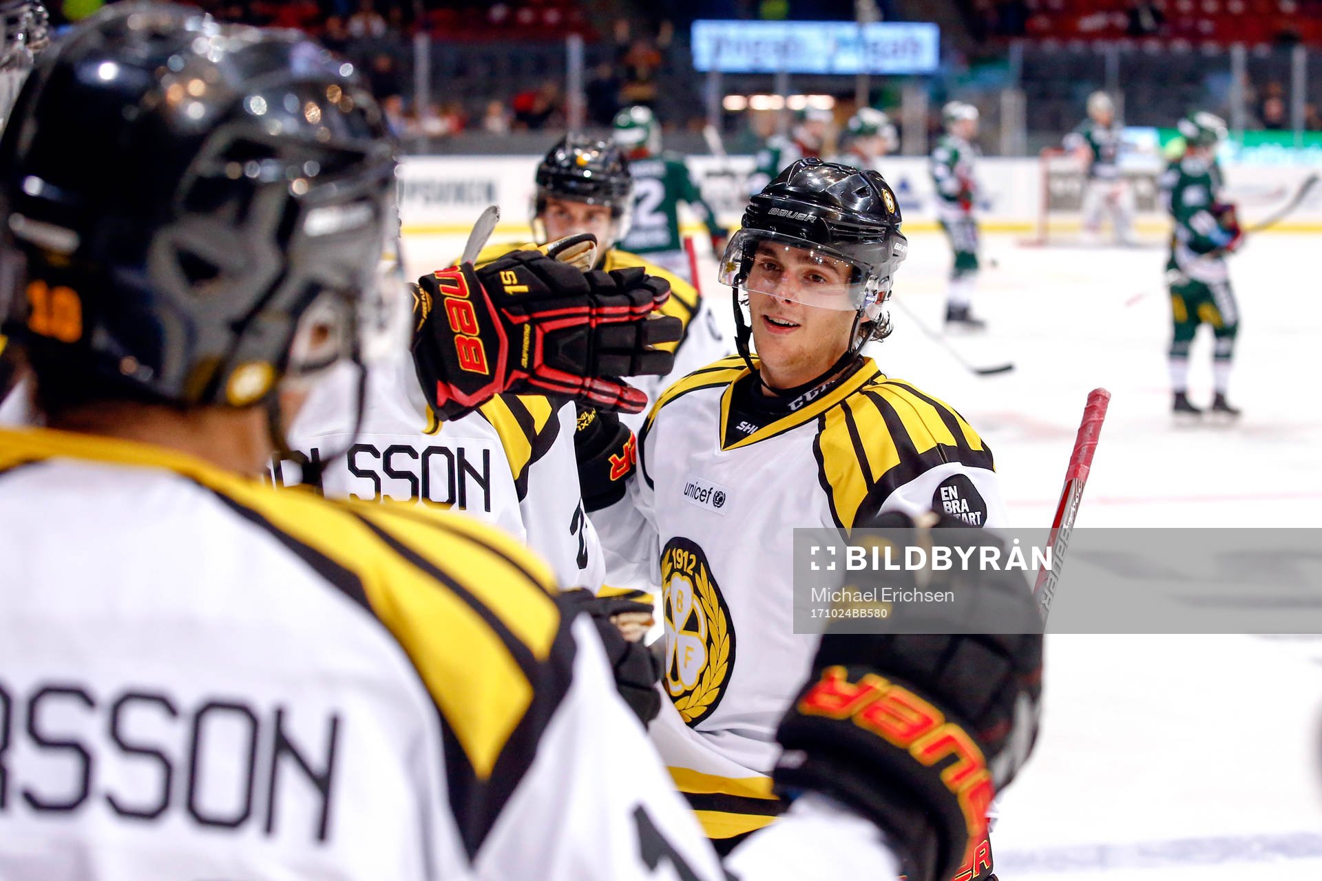Brynäs Alexander Bjurström jublar med lagkamrater