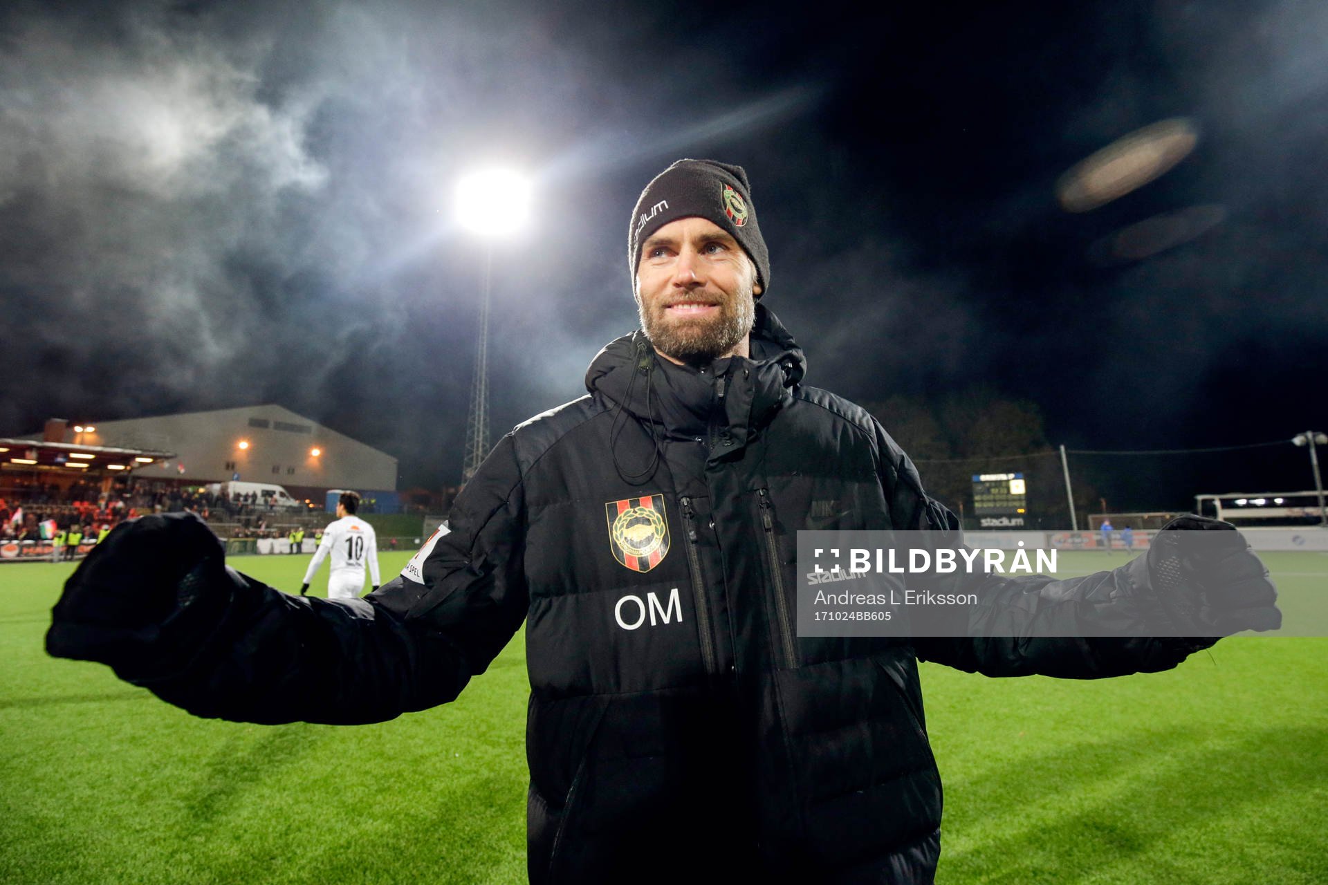 Brommapojkarnas tränare Olof Mellberg jublar