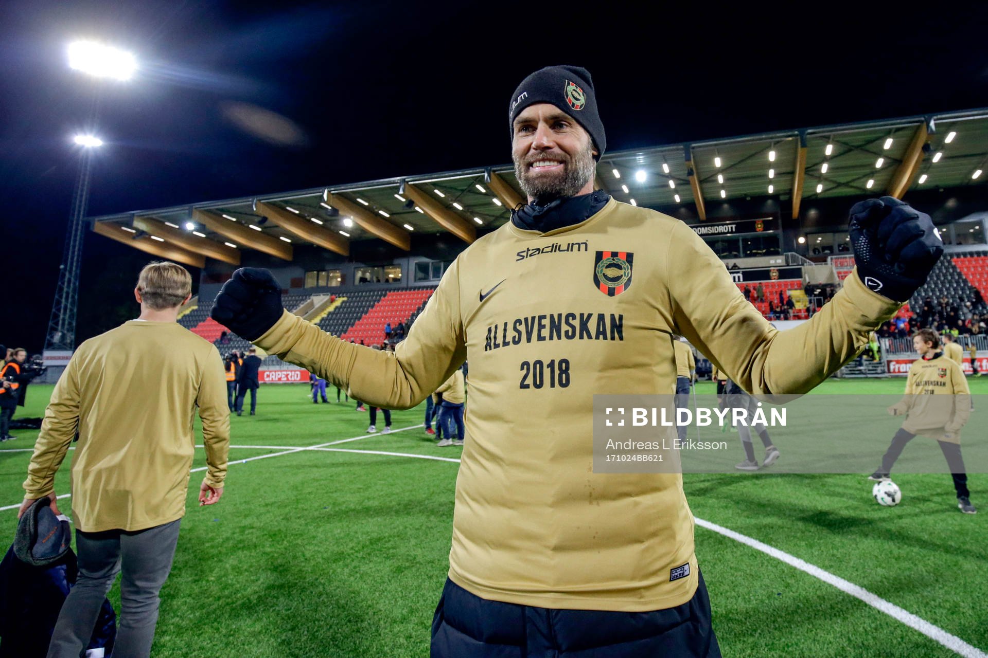 Brommapojkarnas tränare Olof Mellberg jublar