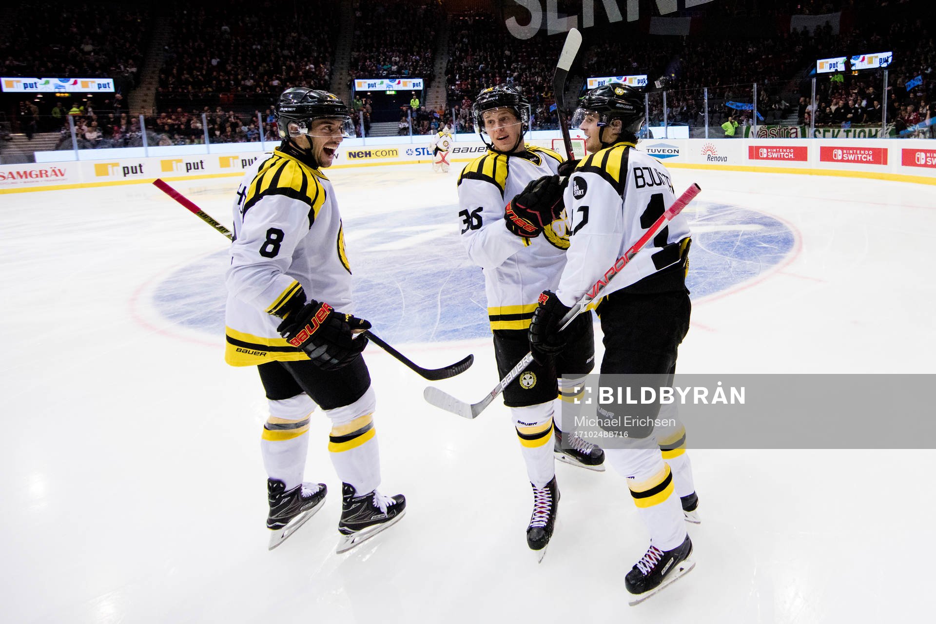 Brynäs Alexander Bjurström jublar ihop med Aaron Palushaj