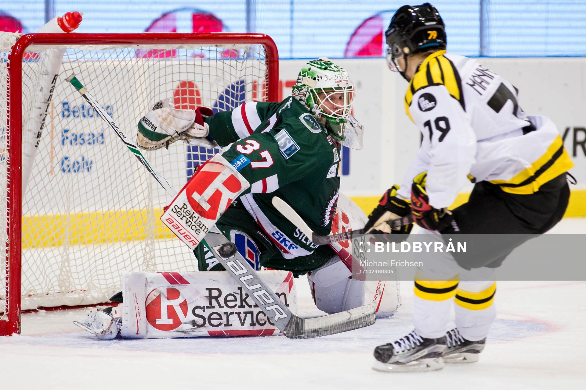 Frölundas målvakt Johan Gustafsson räddar ett skott