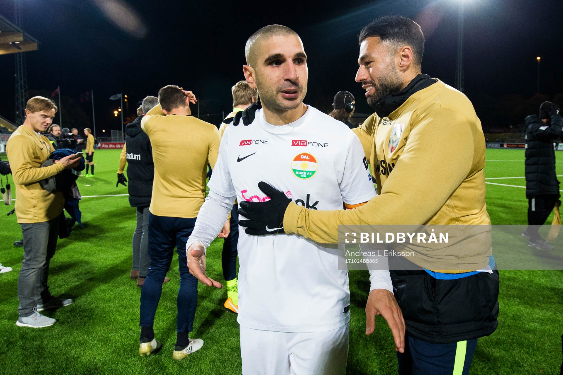 Dalkurds Rawez Lawan tröstas av Brommapojkarnas Kyle Konwea