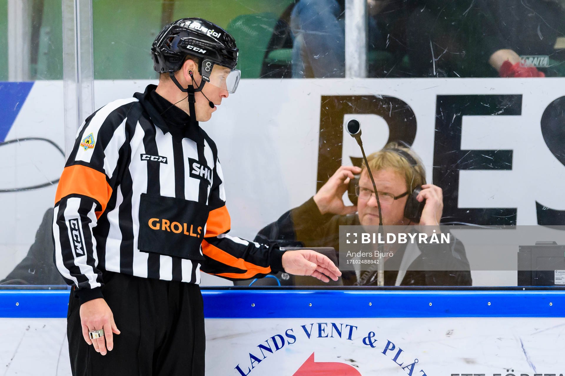 Domare Andreas Harnebring pratar med sekretariatet