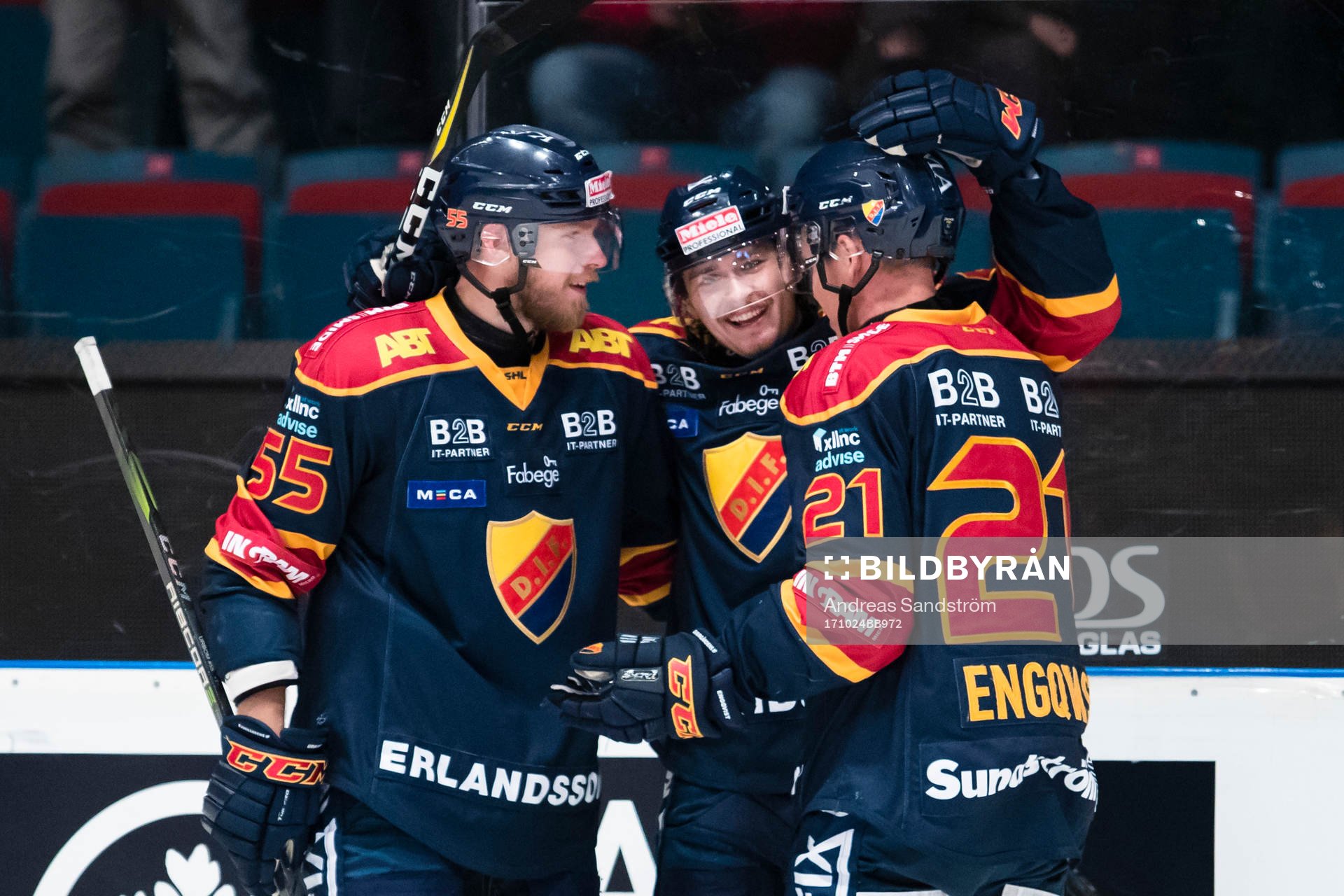 Djurgårdens Linus Johansson jublar med Alexander Urbom (h)