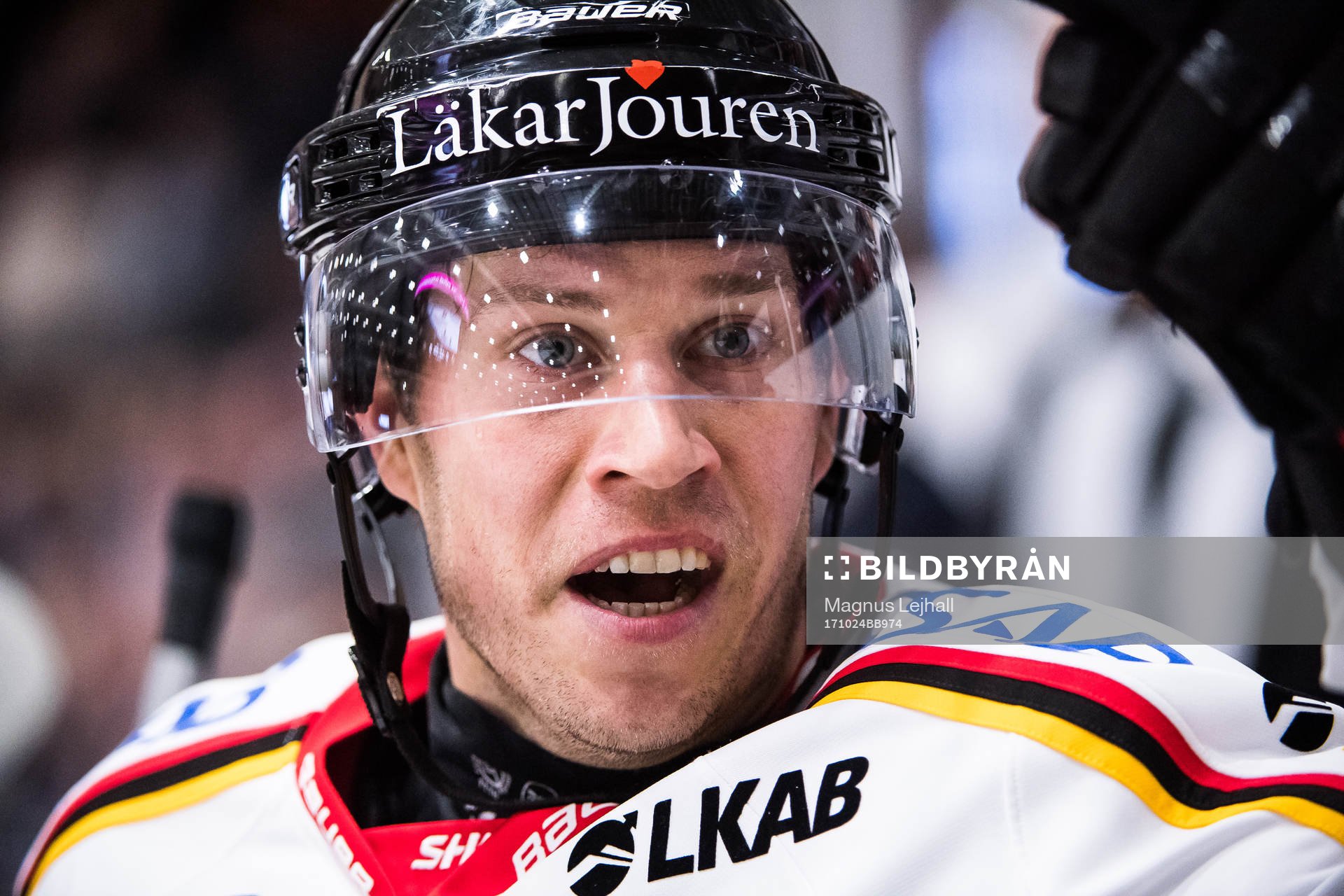 Luleås Andreas Falk reagerar i båset