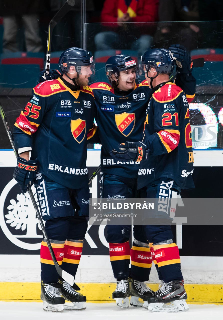 Djurgårdens Linus Johansson jublar med Alexander Urbom (h)