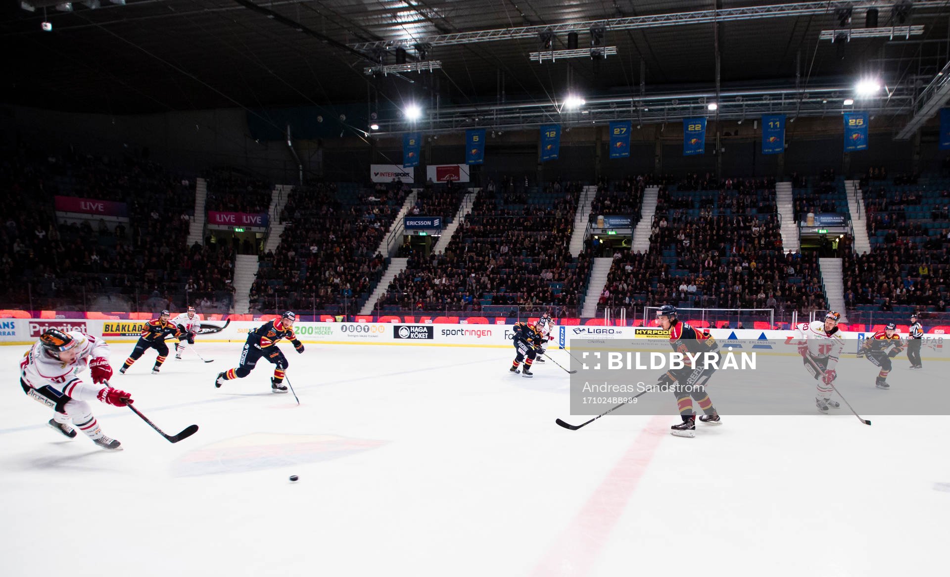 Örebros Daniel Viksten med en passning