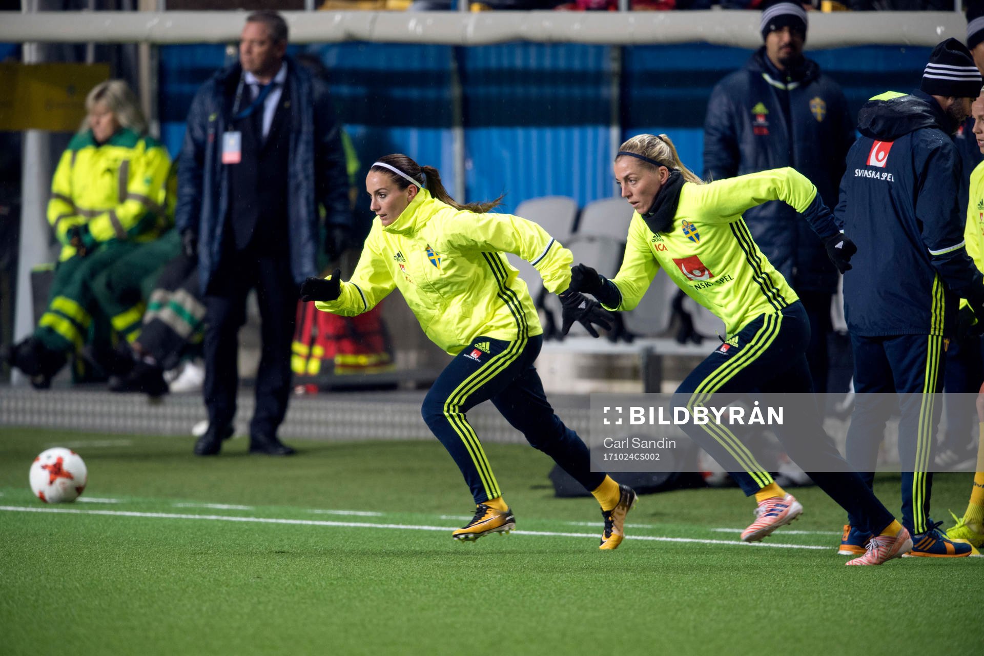 Sveriges Kosovare Asllani och Linda Sembrant värmer upp