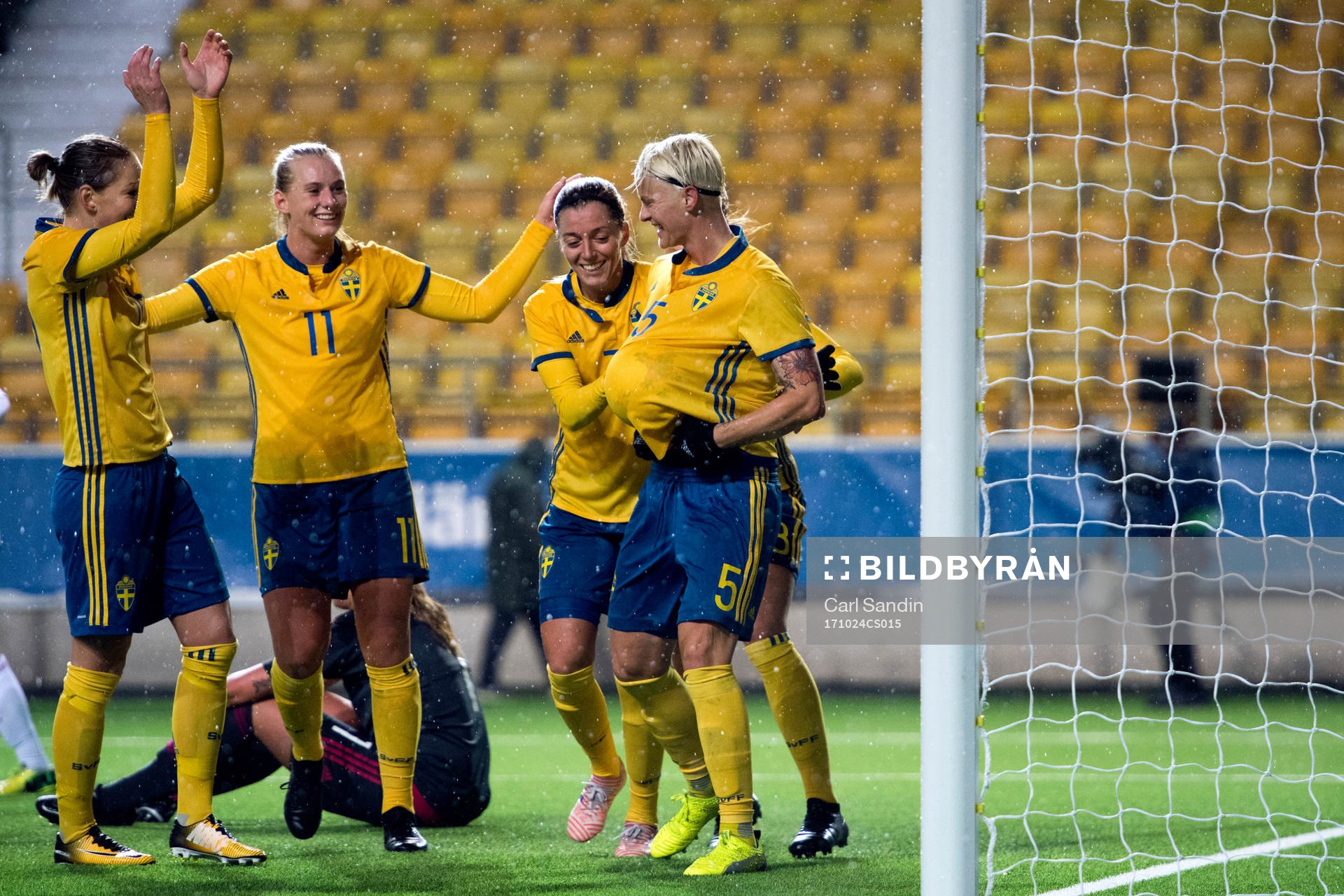 Sveriges Nilla Fischer jublar med lagkamrater