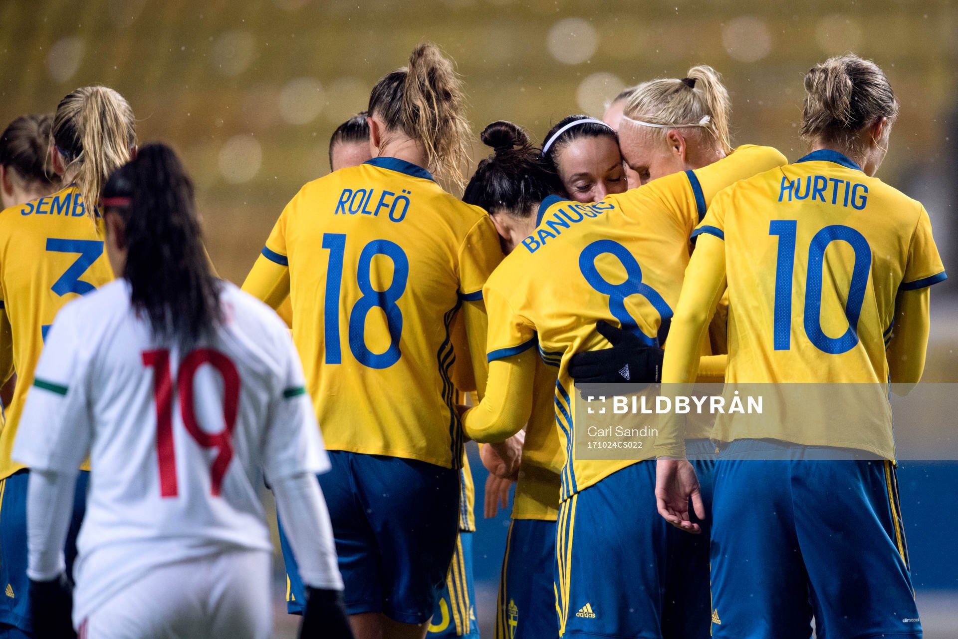 Sveriges Kosovare Asllani jublar med lagkamrater efter 3-0 under VM-kvalmatchen i fotboll mellan Sverige och Ungern den 24 oktober 2017 i Borås.