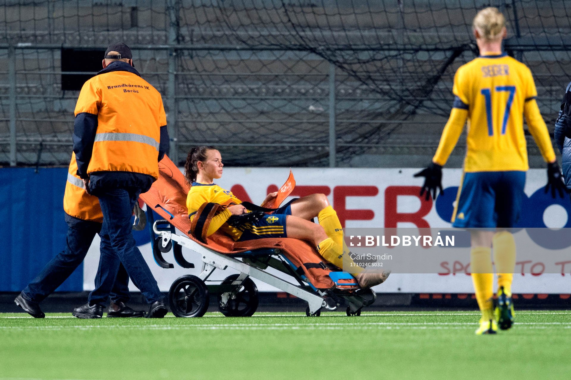Sveriges Jessica Samuelsson kör ut på bår