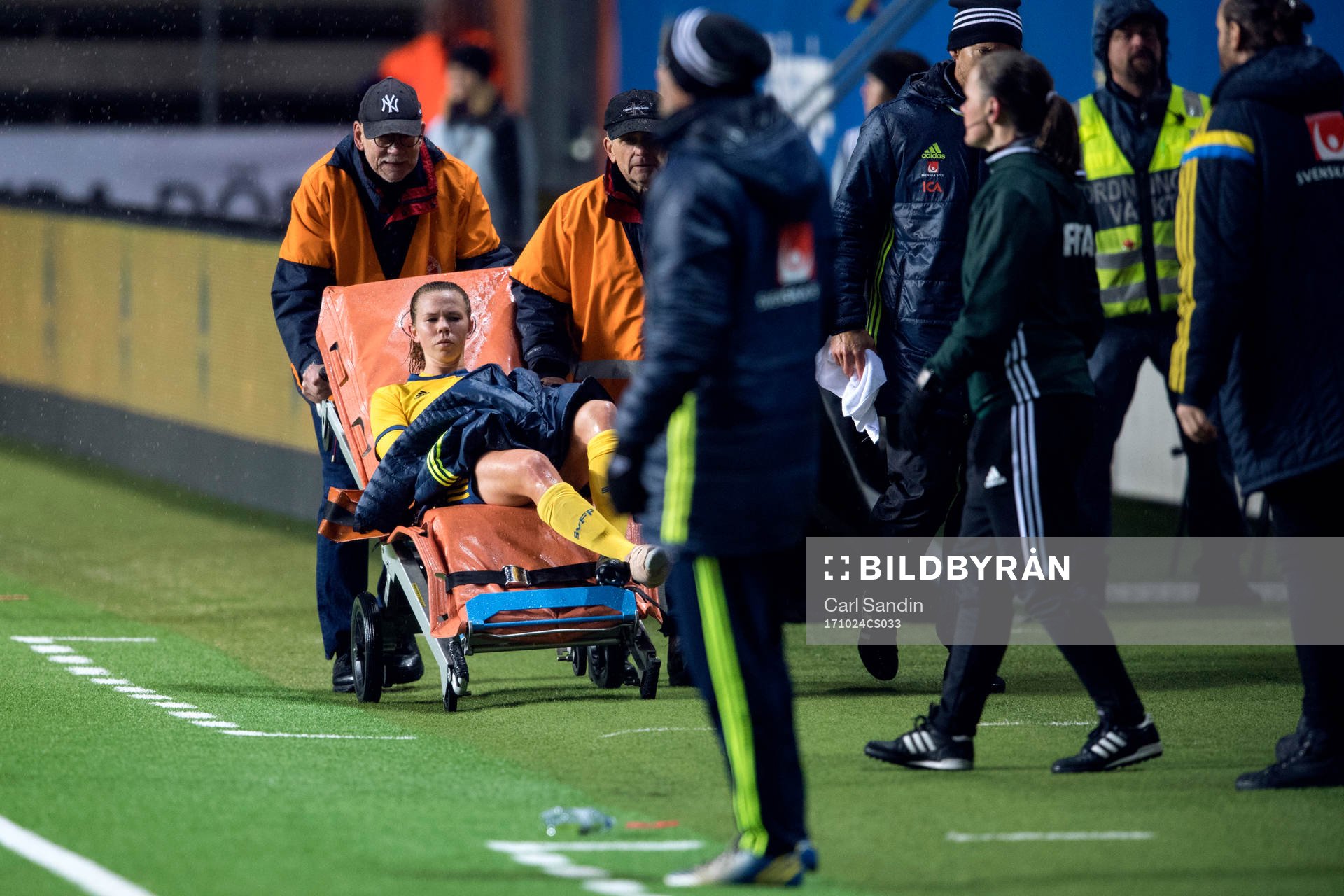 Sveriges Jessica Samuelsson kör ut på bår